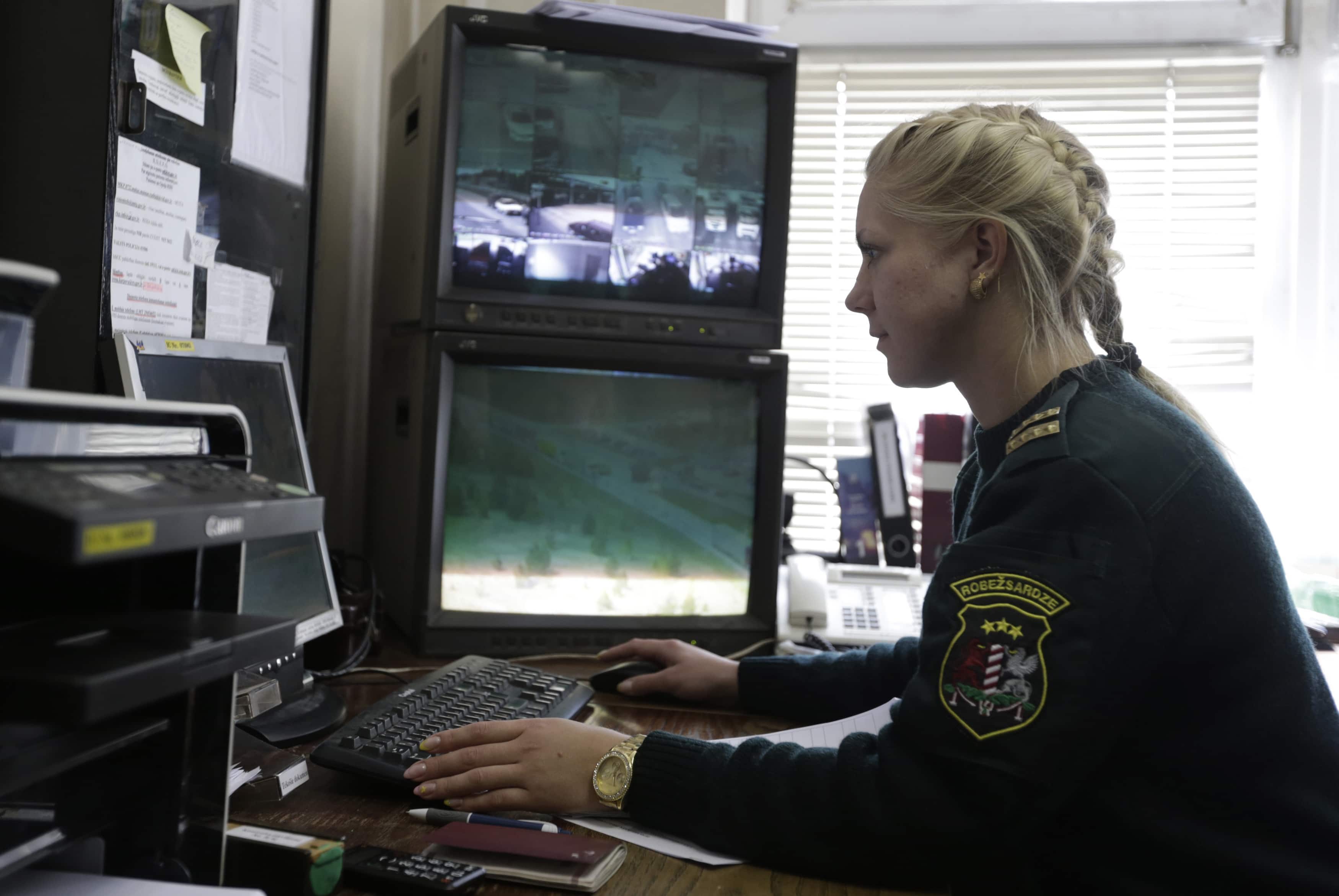 A Latvian border guard works with the surveillance system in the border crossing point in Terehova, 3 May 2014, REUTERS/Ints Kalnins