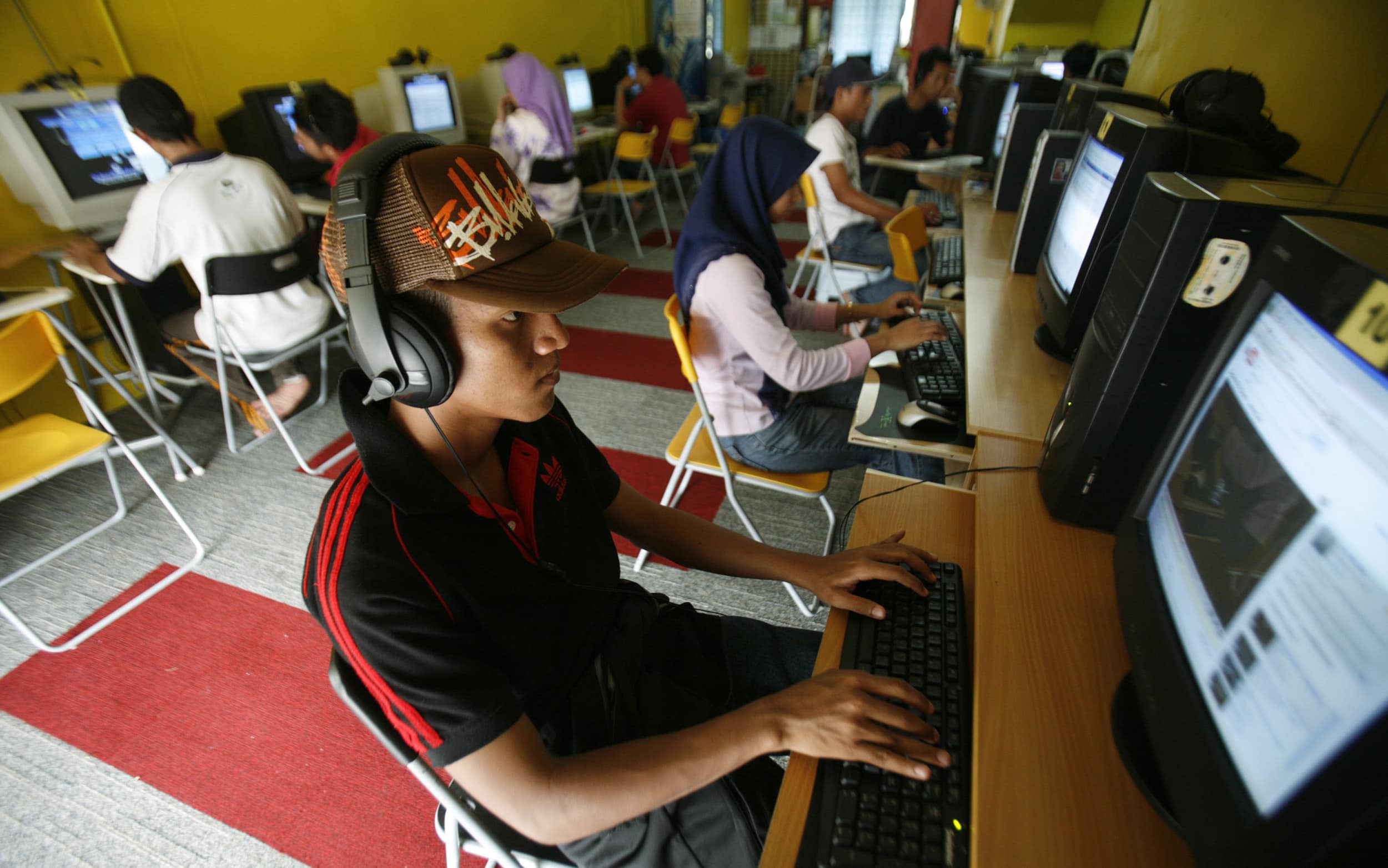 Internet users surf at a cyber cafe in Kuala Lumpur (7 August 2009), REUTERS/Bazuki Muhammad