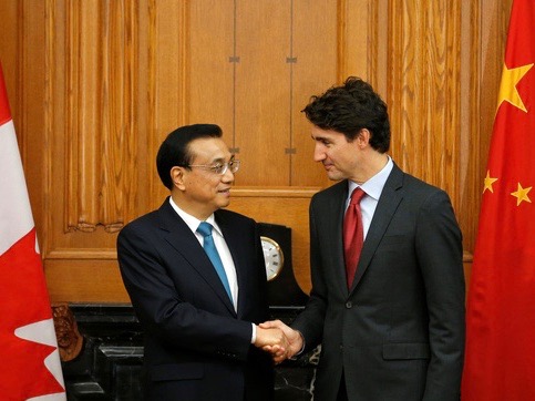 Canada's Prime Minister Justin Trudeau (R) shakes hands with Chinese Premier Li Keqiang during a meeting on Parliament Hill in Ottawa, Ontario, Canada, September 22, 2016., REUTERS/Chris Watte