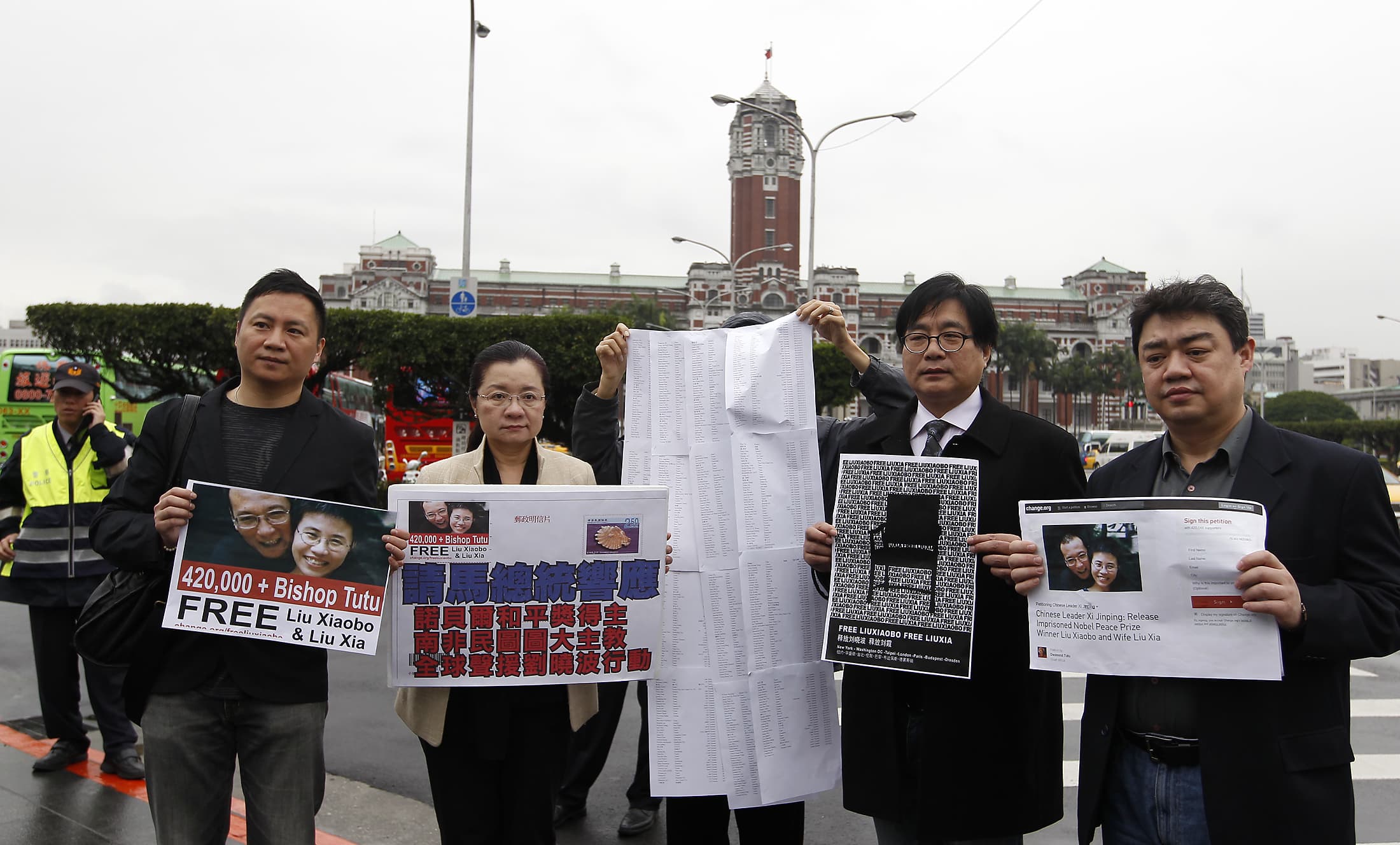 Activists hold placards in front of the Presidential Office in Taipei on 27 February 2013 urging Taiwan President Ma Ying-jeou to help free China's jailed Nobel laureate Liu Xiaobo and his wife Liu Xia., REUTERS/Pichi Chuang