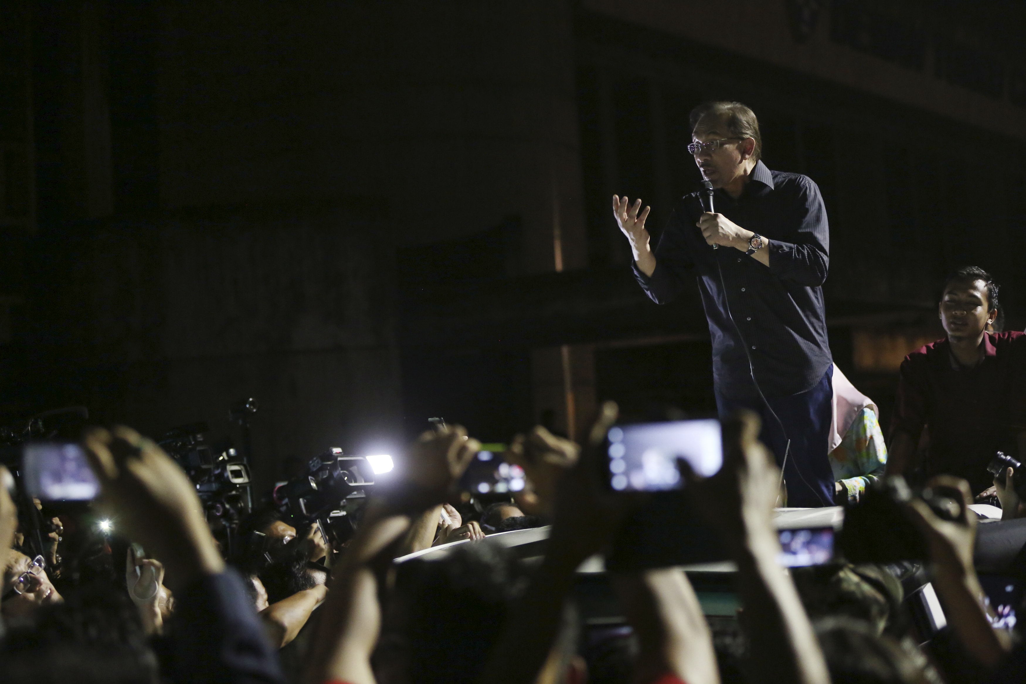 Malaysia's opposition leader Anwar Ibrahim speaks to students at the University of Malaya in Kuala Lumpur October 27, 2014, as part of a campaign to seek support ahead of his final appeal against a conviction for sodomy, REUTERS/Olivia Harris