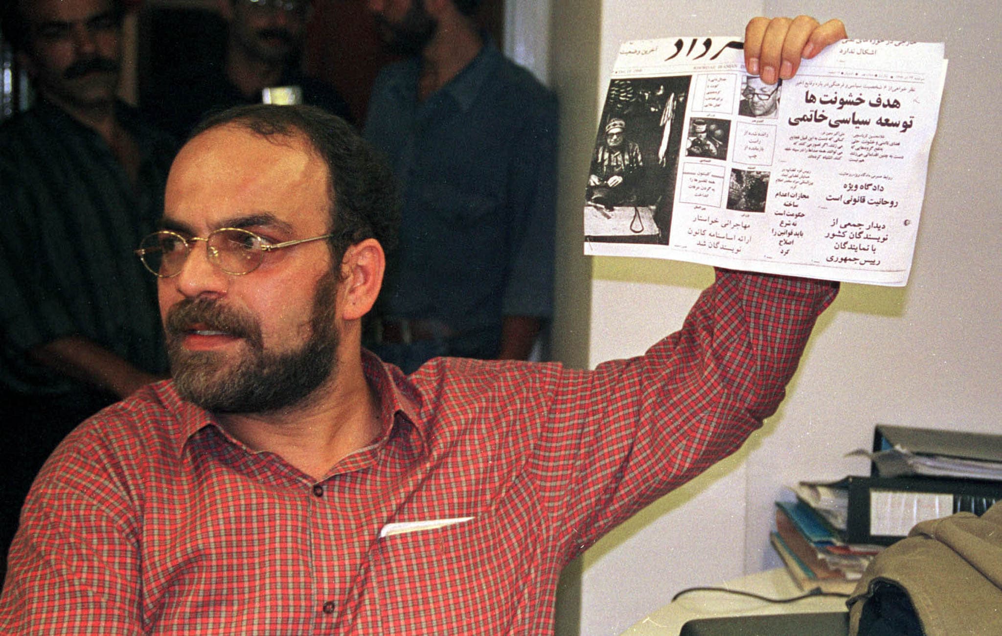 Mashallah Shamsolvaezin, the International Press Institute’s newest World Press Freedom Hero, holds a copy of Khordad newspaper in Iran in this 5 September 1999 photo, Reuters