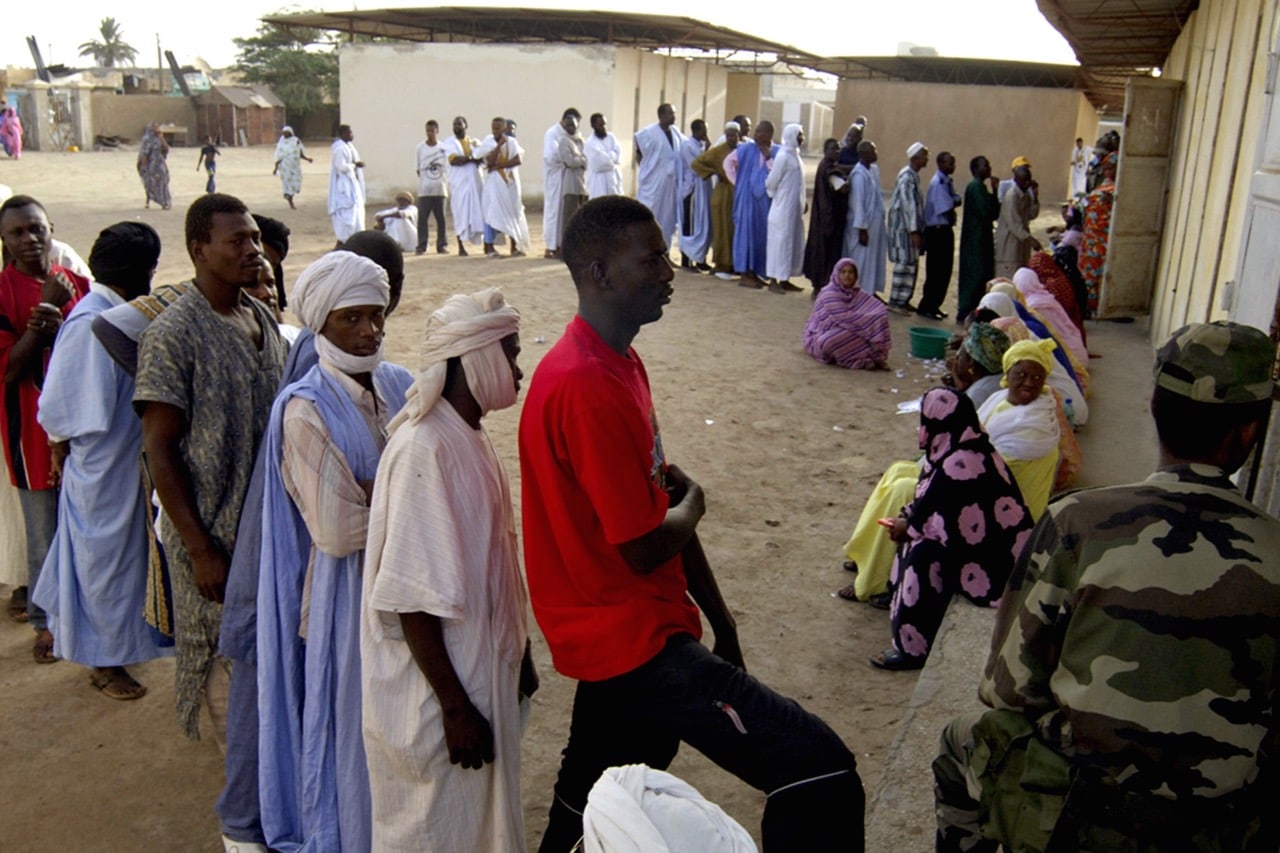 Mauritanians queue to vote in a referendum on whether to amend their constitution in the capital Nouakchott, 25 June 2006, REUTERS/Jon Shadid