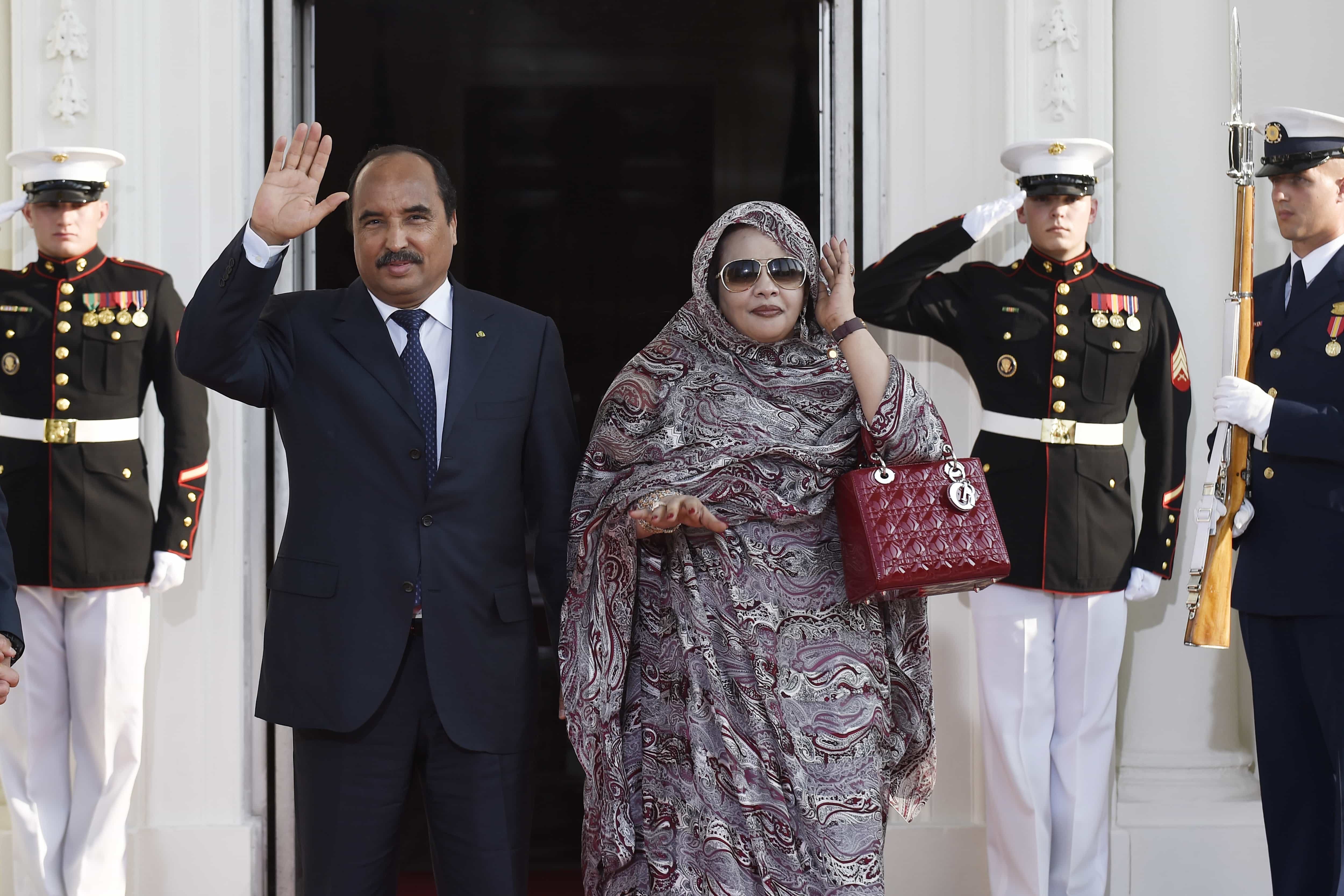 President Mohamed Ould Abdel Aziz of Mauritania and his wife Lady Tekber Mint Melainine Ould Ahmed wave on the North Portico of the White House in Washington, 5 August 2014, AP Photo/Susan Walsh