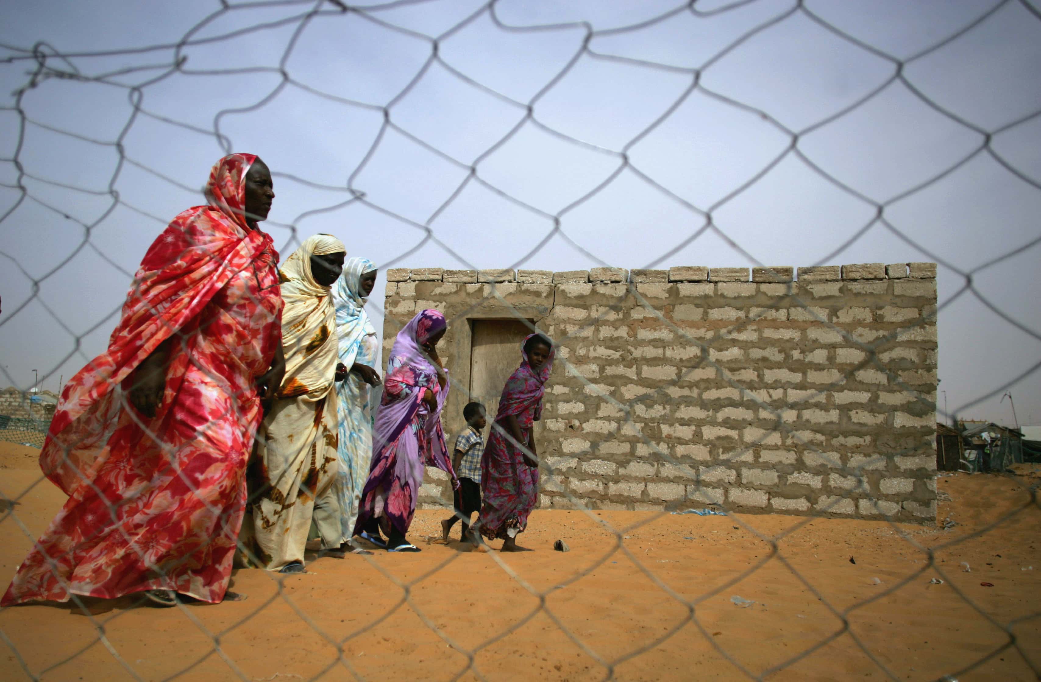 Mauritanians ex-slaves walk in a suburb outside Mauritania's capital Nouakchott, 21 November 2006, REUTERS/Rafael Marchante