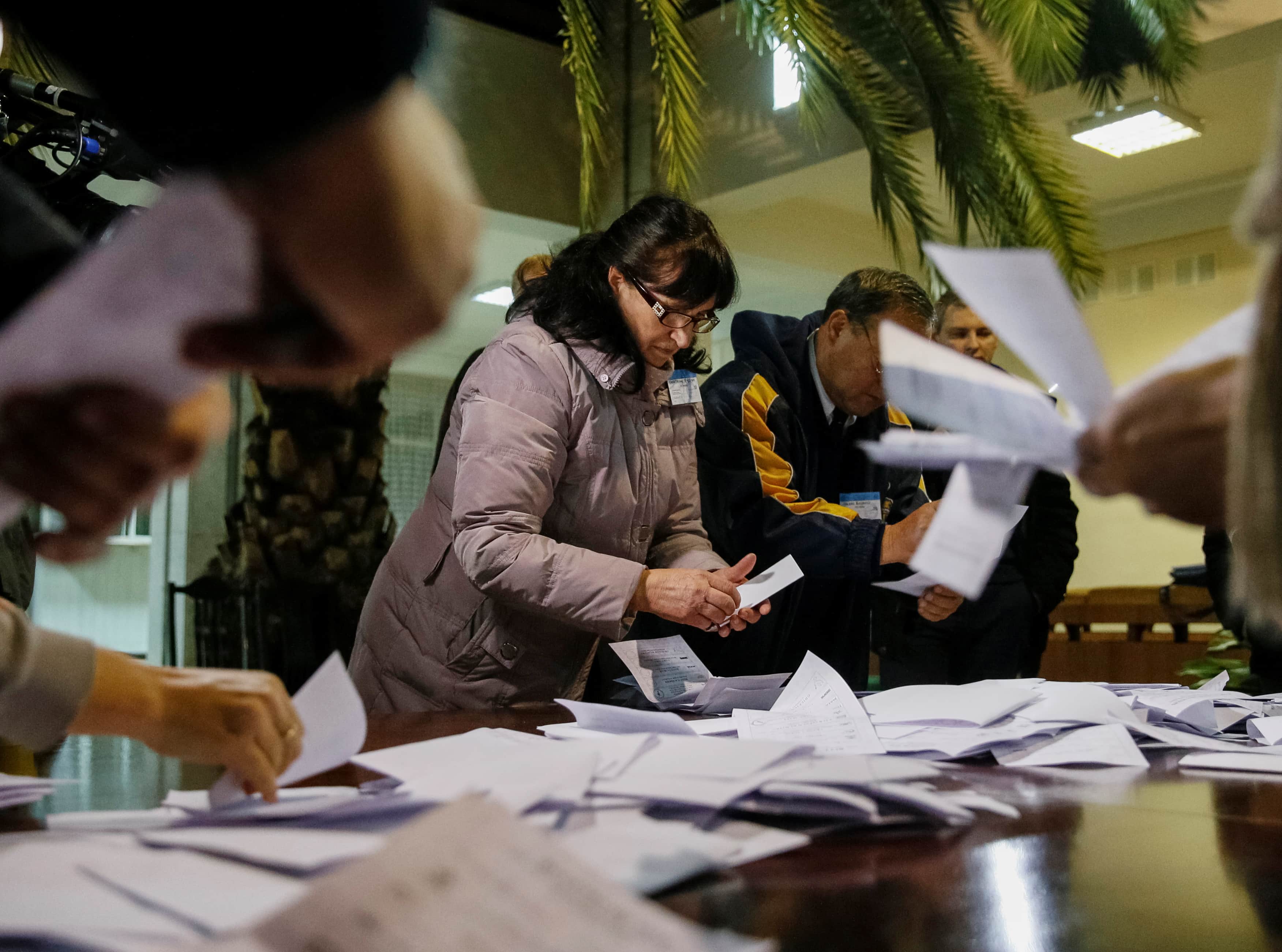 Members of a local electoral commission count ballots after a presidential election at a polling station in Chisinau, 30 October 2016, REUTERS/Gleb Garanich