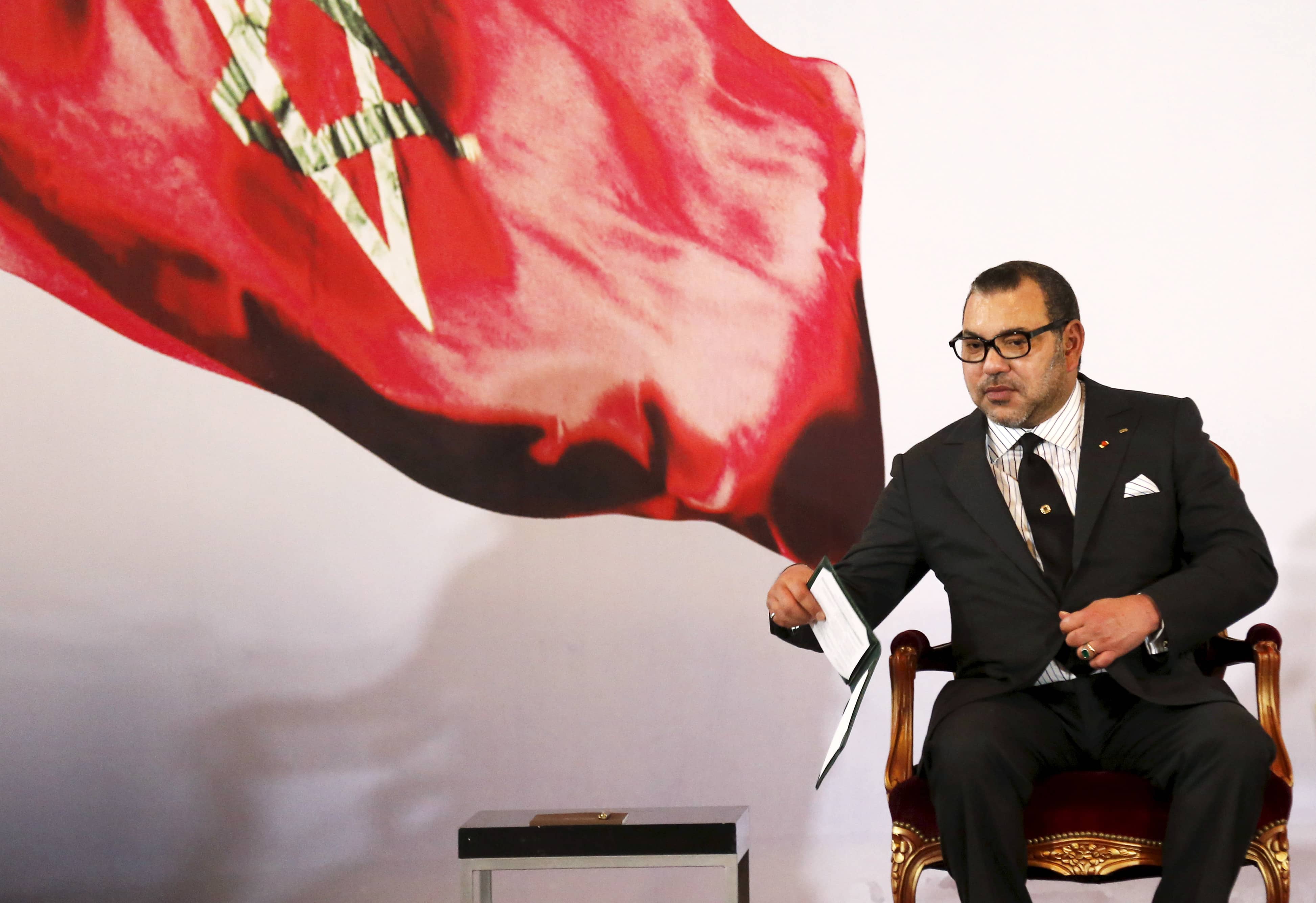 Morocco's King Mohammed VI holds a book during a visit, at the presidential palace in Abidjan June 2, 2015, REUTERS/Thierry Gouegnon