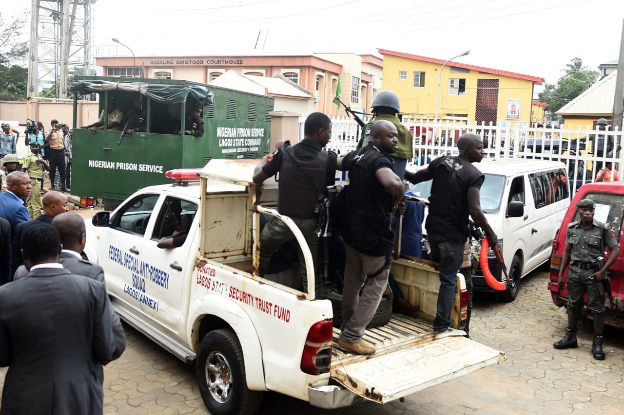 Members of Nigeria's Special Anti-Robbery Squad (SARS) escort a suspected kidnap kingpin to prison, in Lagos, 30 August 2017 , PIUS UTOMI EKPEI/AFP/Getty Images