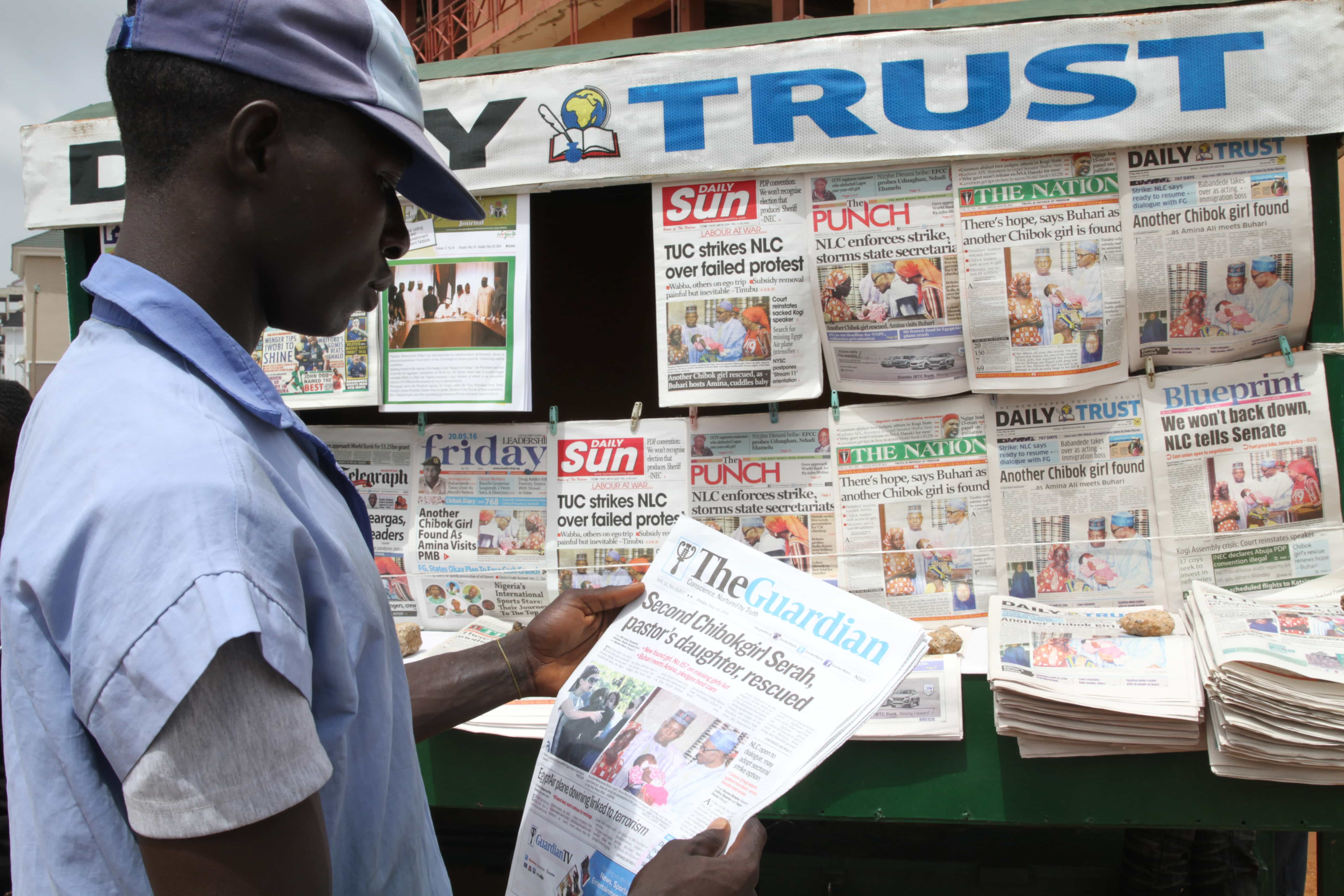 A man looks at a copy of "The Guardian Nigeria" newspaper in Abuja, 20 May 2016 , REUTERS/Afolabi Sotunde