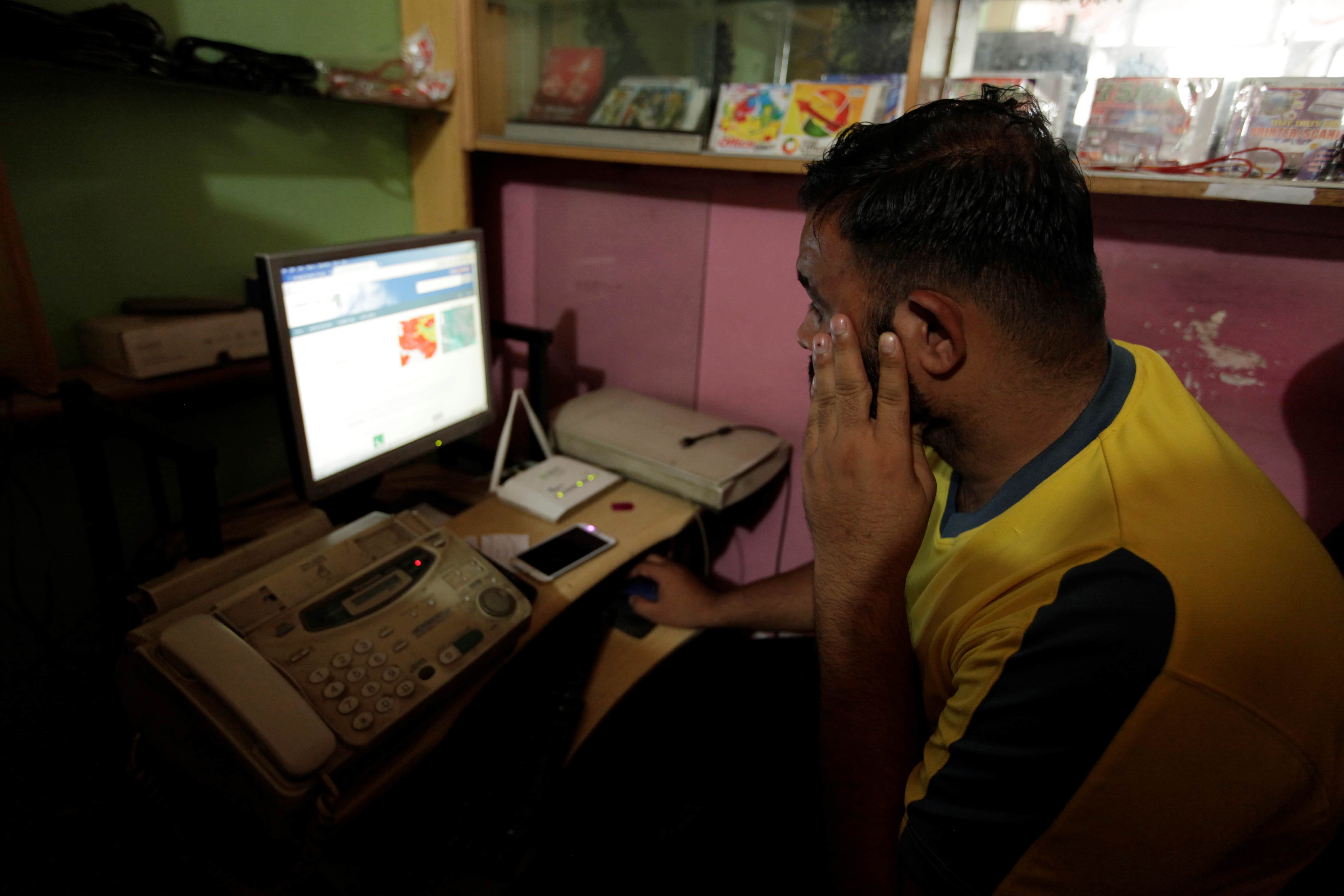 A man explores social media on a computer at an internet club in Islamabad, Pakistan, 11 August 2016, REUTERS/Faisal Mahmood