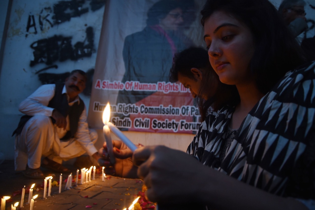 Pakistani civil society activists light candles to pay tribute to the late human rights activist Asma Jahangir in Karachi, 12 February 2018 , ASIF HASSAN/AFP/Getty Images