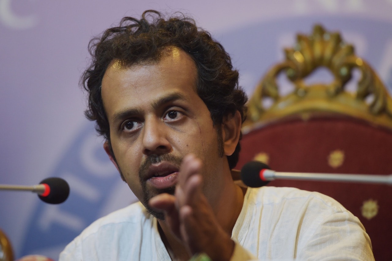 Pakistani journalist Taha Siddiqui speaks during a press conference after being assaulted by armed men in Islamabad, 10 January 2018, AAMIR QURESHI/AFP/Getty Images