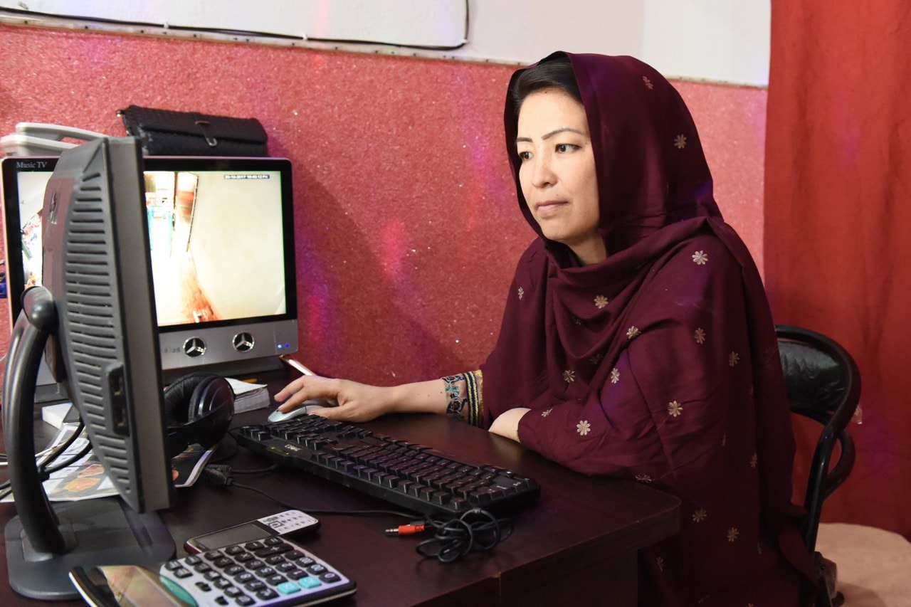 A woman from the Shiite ethnic minority Hazara community works on a computer at an eatery in Hazara Town, a neighbourhood in Quetta, Pakistan, 2 November 2017, BANARAS KHAN/AFP/Getty Images