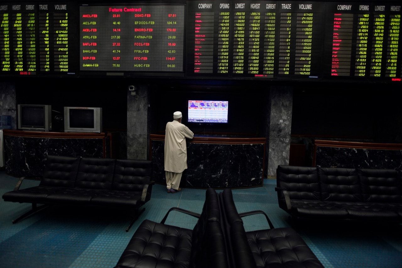 A Pakistani man monitors data during a trading session in the halls of the Karachi Stock Exchange, 6 February 2014, Exclusive PAKISTAN-STOCKMARKET/ REUTERS/Akhtar Soomro