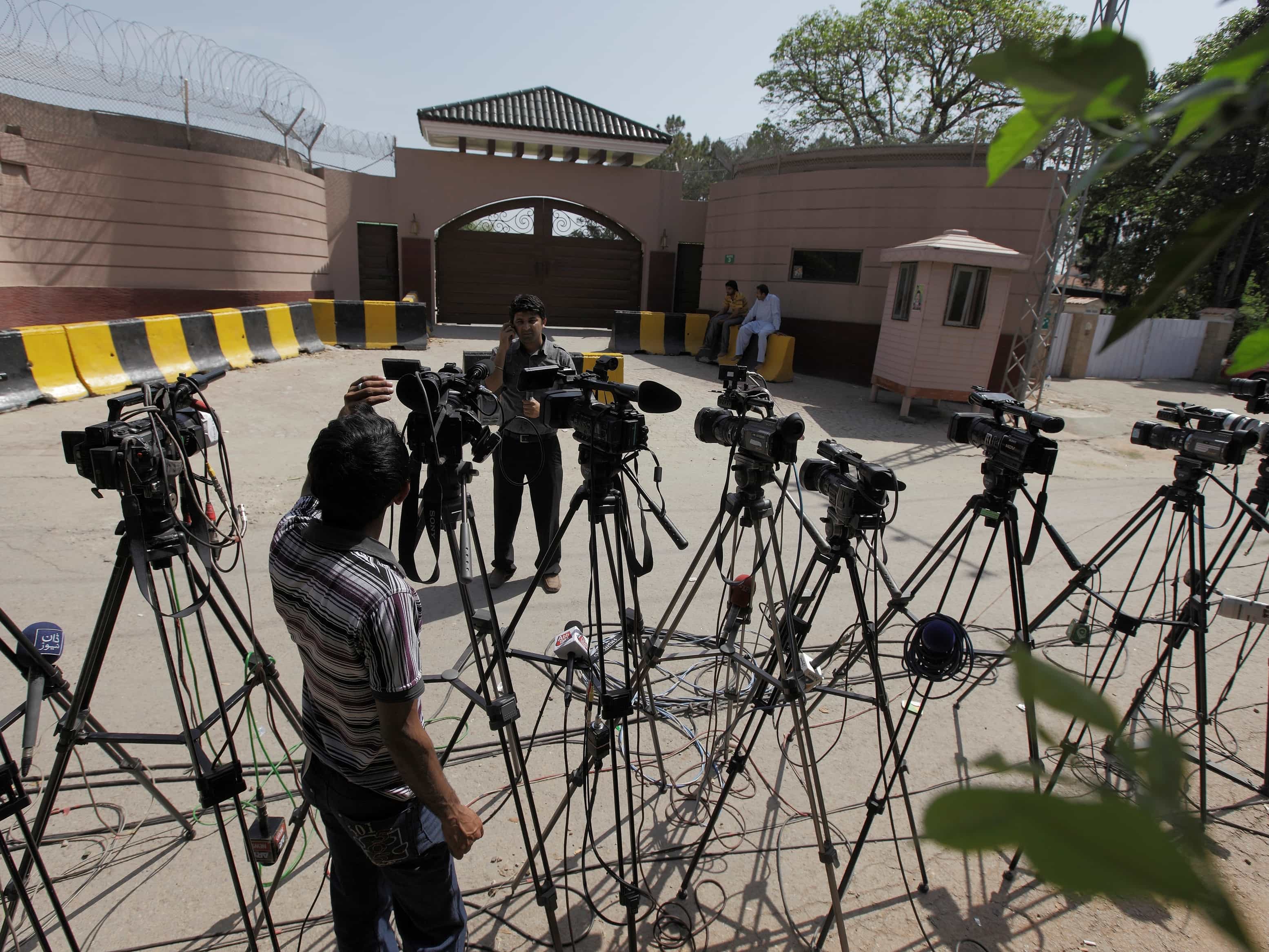 Journalists gather outside the residence of Pakistan's former President, Pervez Musharraf, on the outskirts of Islamabad, 19 April 2013, REUTERS/Faisal Mahmood