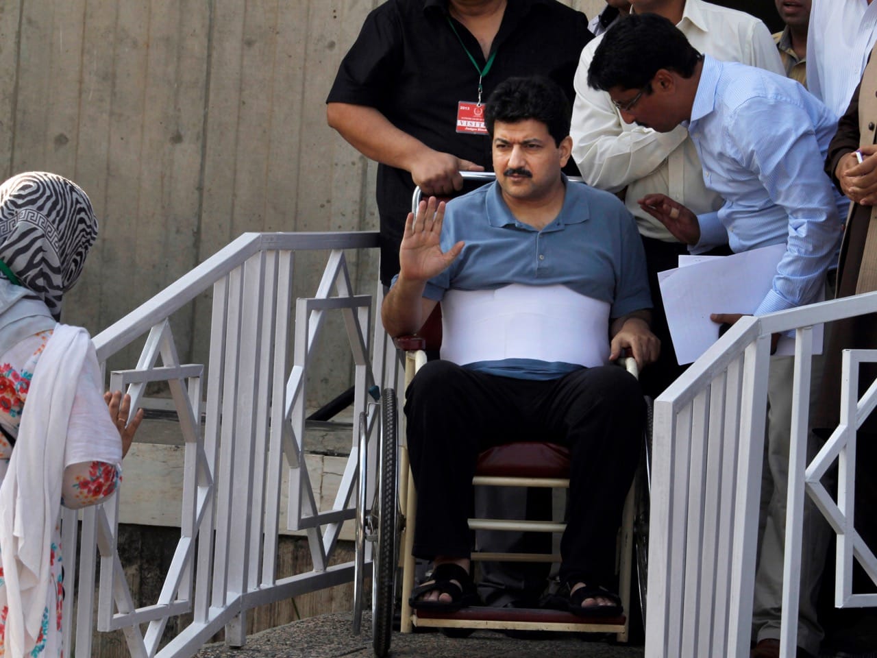 A month after he was injured in an attack, journalist Hamid Mir waves to a woman as he leaves the Supreme Court in Islamabad, 19 May 2014, AP Photo/Anjum Naveed