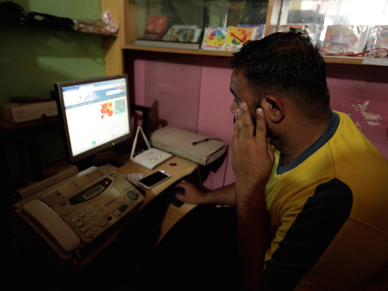 A man explores social media on a computer at an internet club in Islamabad, 11 August 2016, REUTERS/Faisal Mahmood