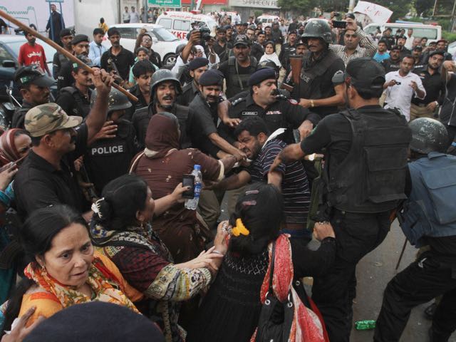 Activists of Pakistan's Muttahida Qaumi Movement clash with police in Karachi, 22 August 2016, AP Photo/Fareed Khan