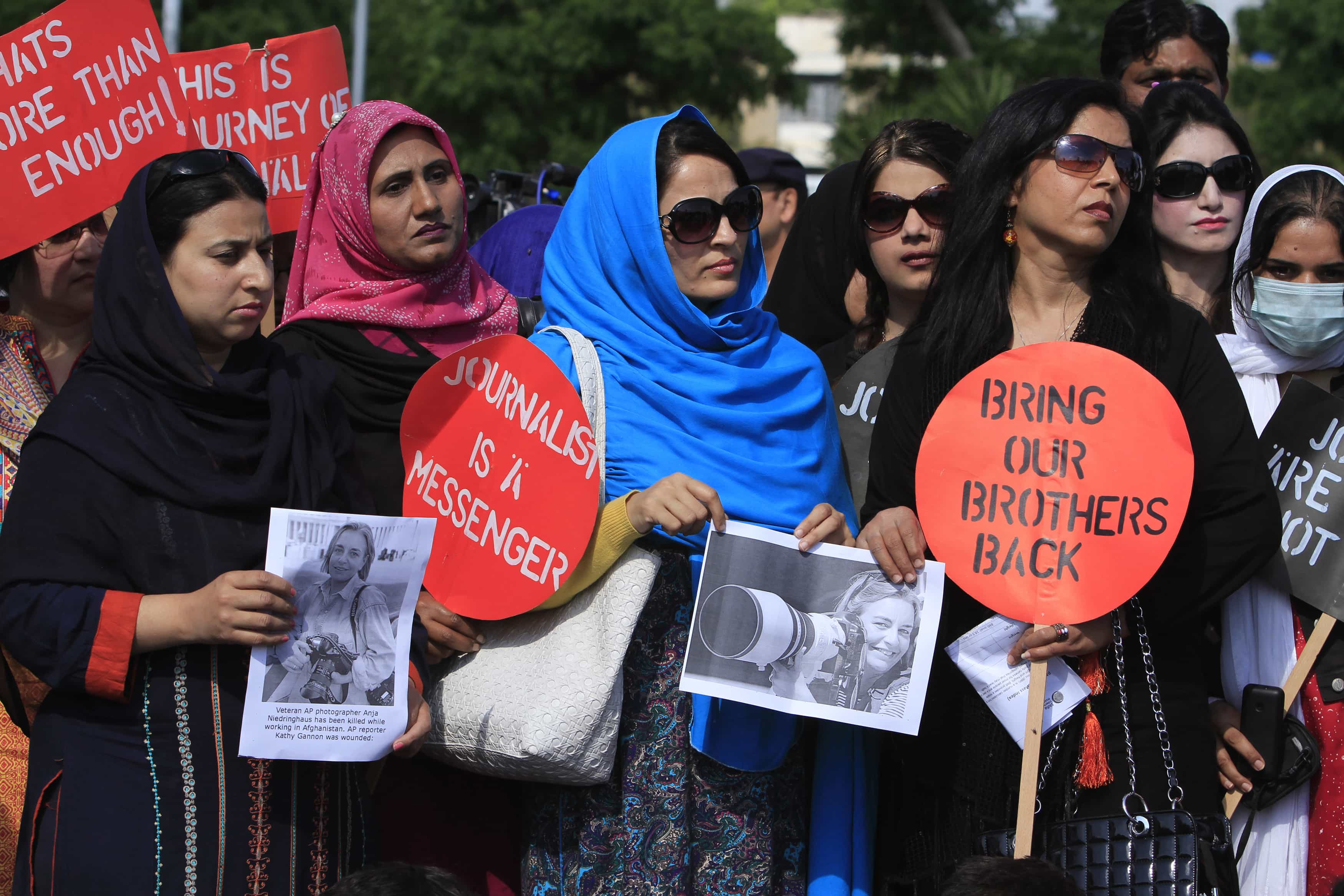 Pakistani journalists hold placards and pictures of Associated Press photographer Anja Niedringhaus, who was killed April 4, 2014 in Afghanistan, during a demonstration to condemn attacks against journalists in Islamabad, 7 April 2014, REUTERS/Faisal Mahmood