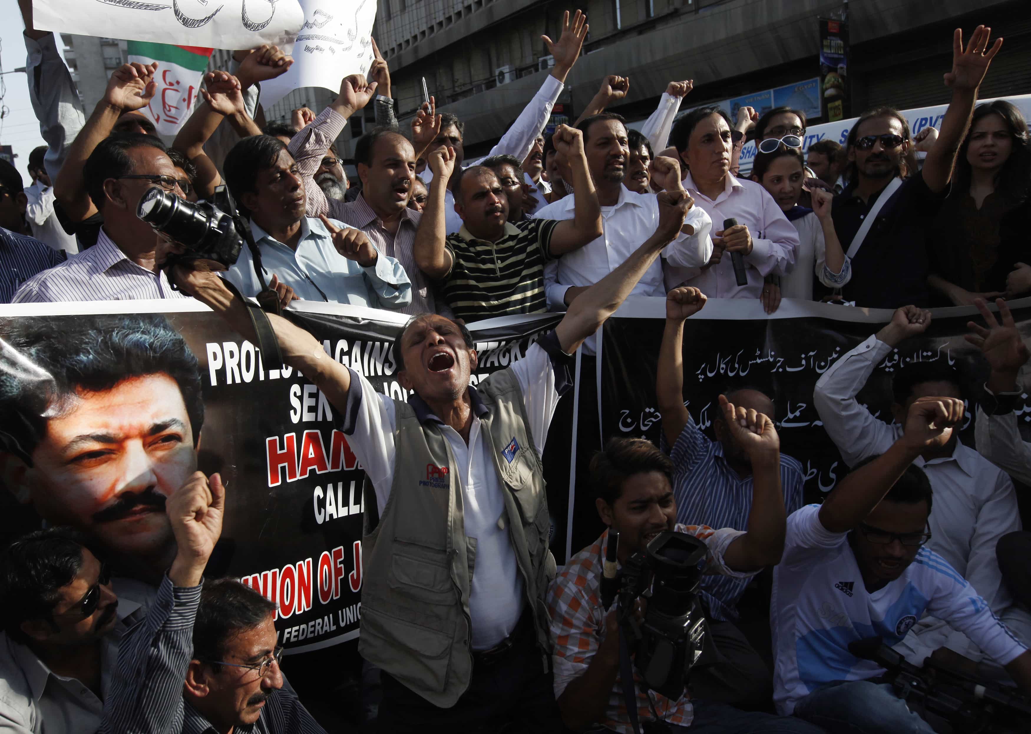 Pakistani journalists and cameramen chant slogans during a protest, called by the PFUJ, against the attack on Hamid Mir, outside the press club in Karachi, 21 April 2014, REUTERS/Akhtar Soomro