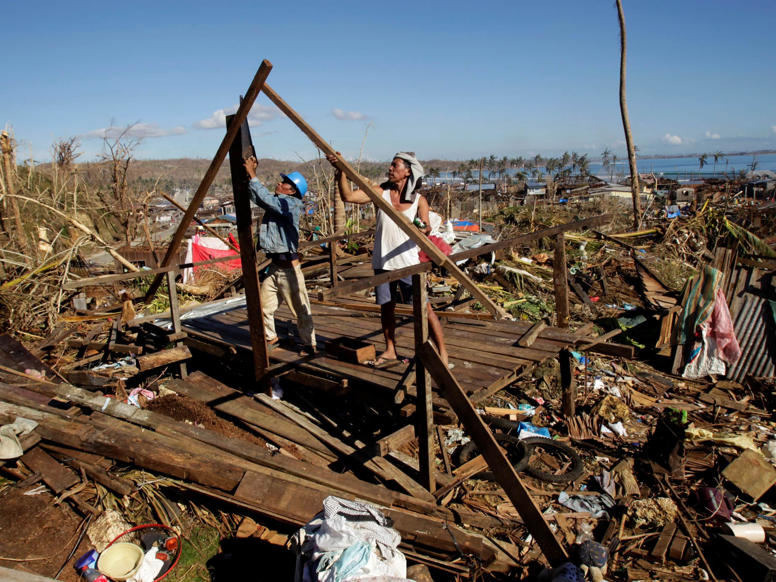 Residents build a makeshift shelter after their house in a coastal town in Davao Oriental was destroyed by typhoon Pablo, 11 December 2012, REUTERS/Erik De Castro