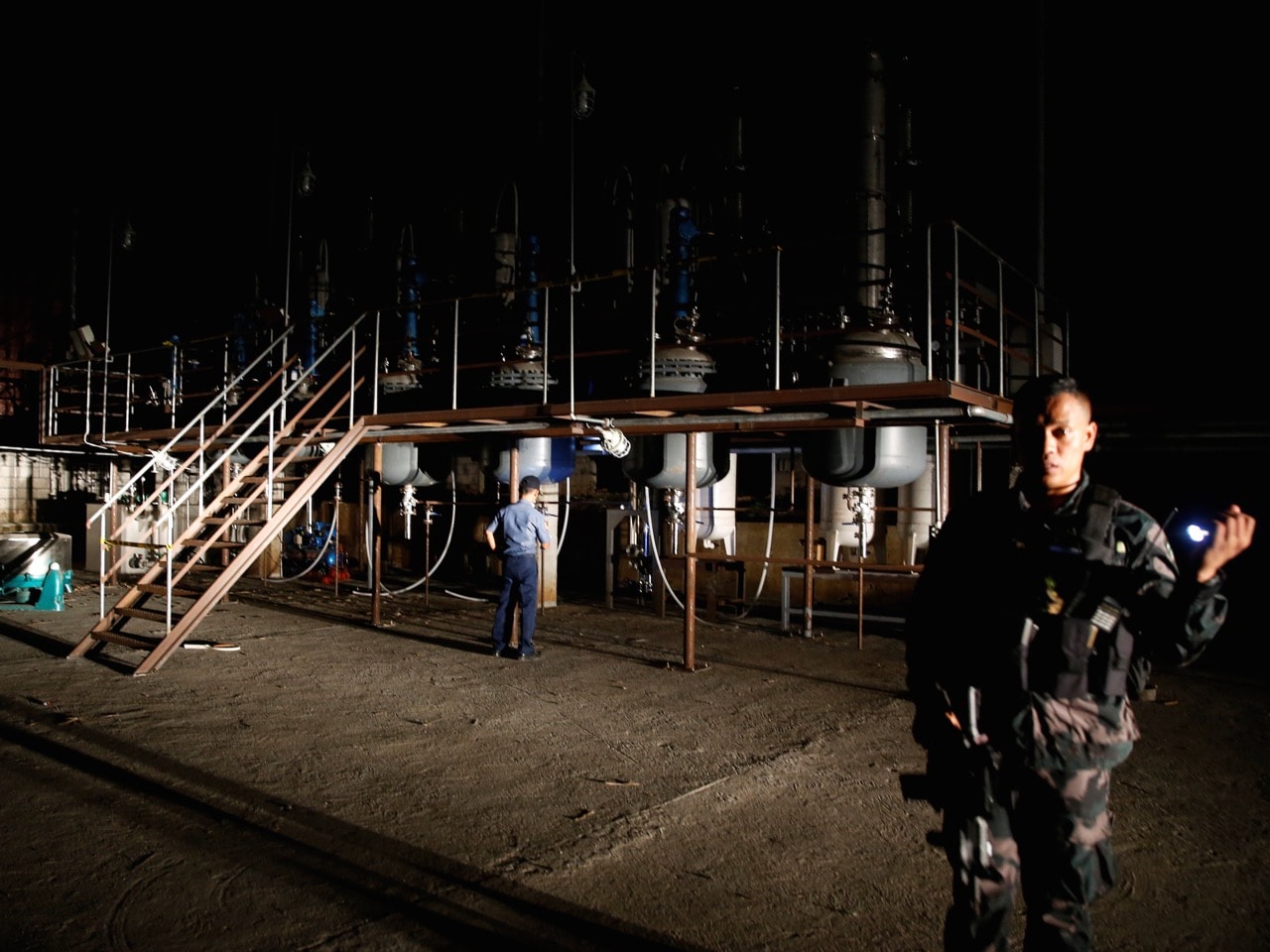 A soldier and a policeman guard a "Shabu" (Meth) laboratory making equipment that was seized by government authorities, in a remote village in Arayat, Pampanga, 22 September 2016 , REUTERS/Erik De Castro