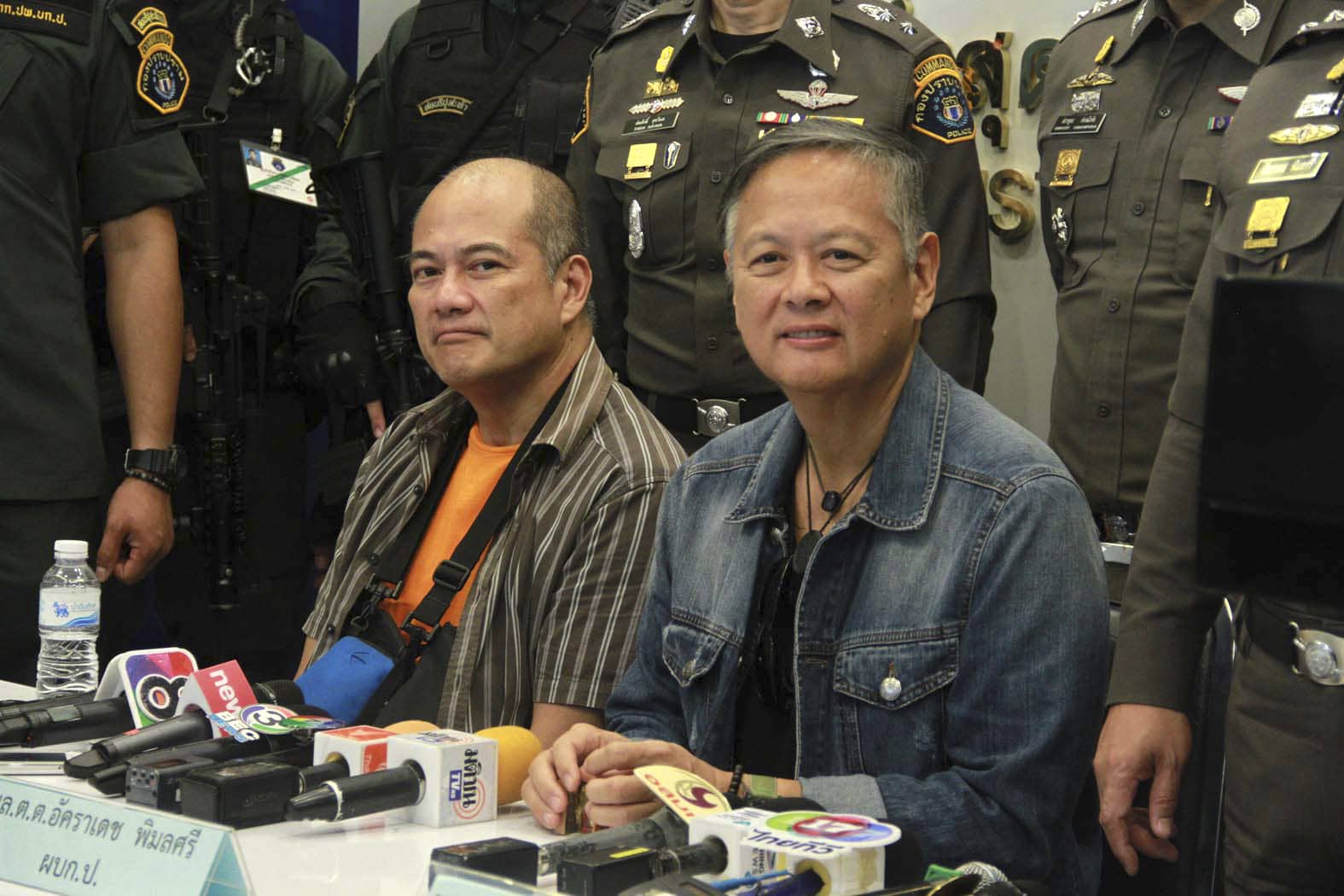 Ex-municipal mayor, Mario Reyes, left, and former Gov. Joel Reyes of Palawan attend a press conference at the Crime Suppression Division in Bangkok, Thailand, 21 September 2015, AP Photo