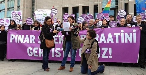 Demonstrators gathered at the court on 24 January demanding Pinar Selek's acquittal, bianet.org