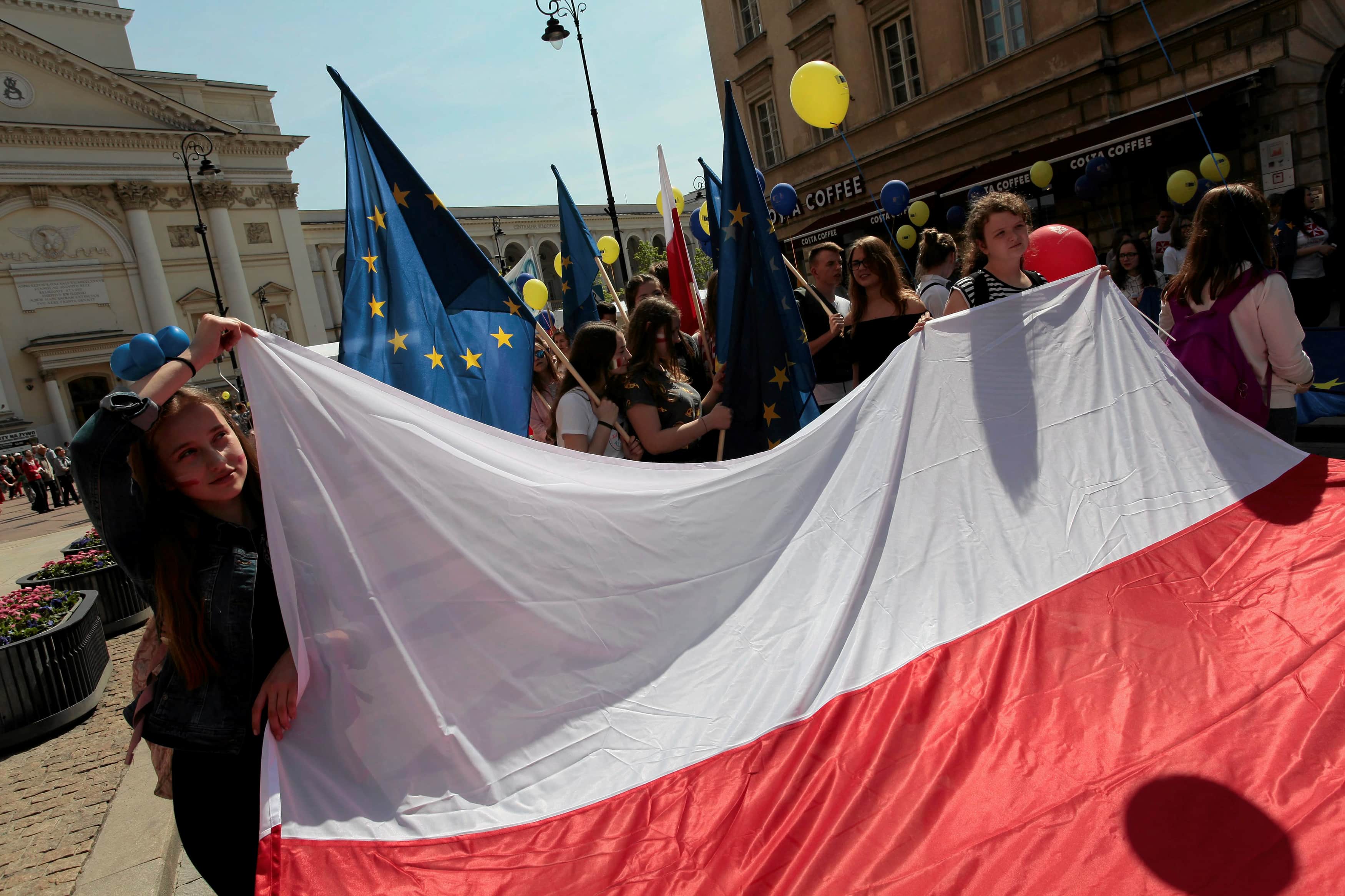 People hold European Union and Polish flags during the annual EU parade in Warsaw, Poland, 6 May 2017, Agencja Gazeta/Dawid Zuchowicz via REUTERS