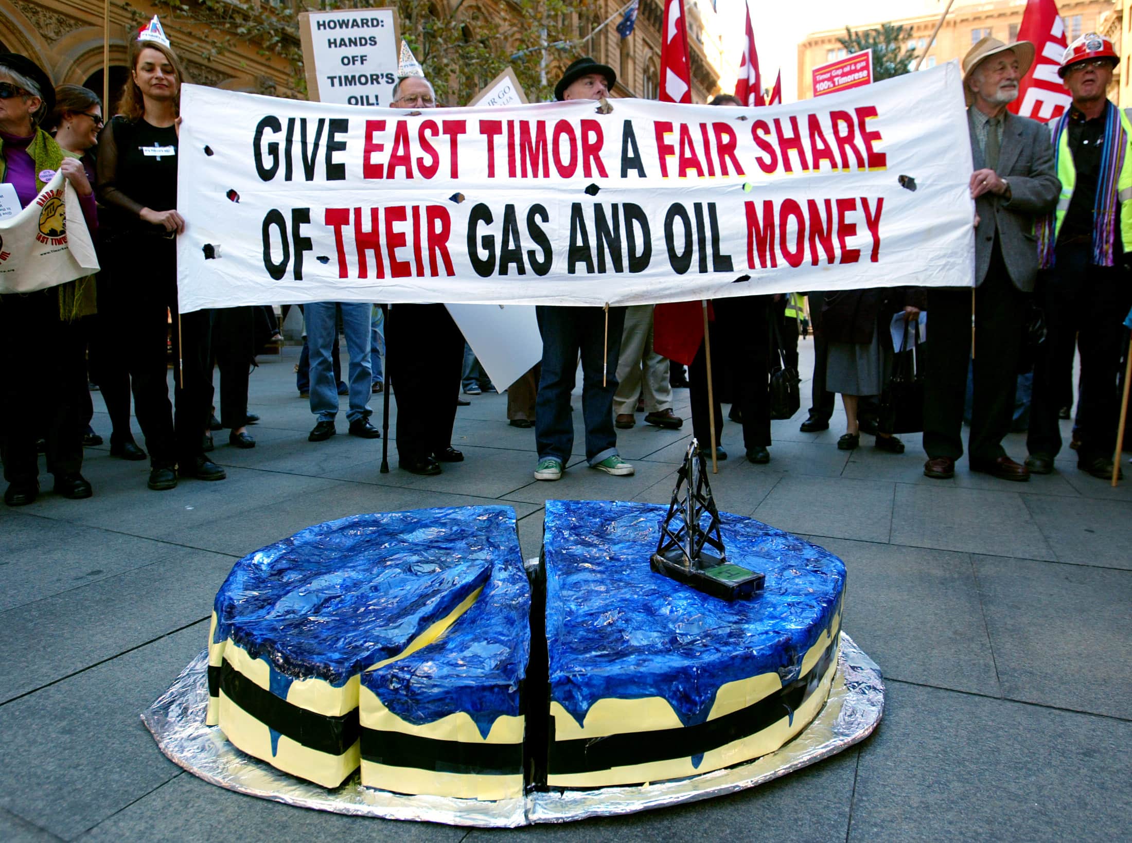 Protesters in Sydney urge the Australian government to strike a fair deal with impoverished neighbour East Timor amid disputes over gas and oil reserves, 20 May 2004, REUTERS/David Gray