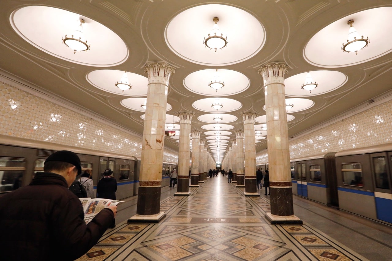 A man reads a newspaper as he enters Kievskaya metro station in Moscow, Russia, 17 April 2017, REUTERS/Grigory Dukor