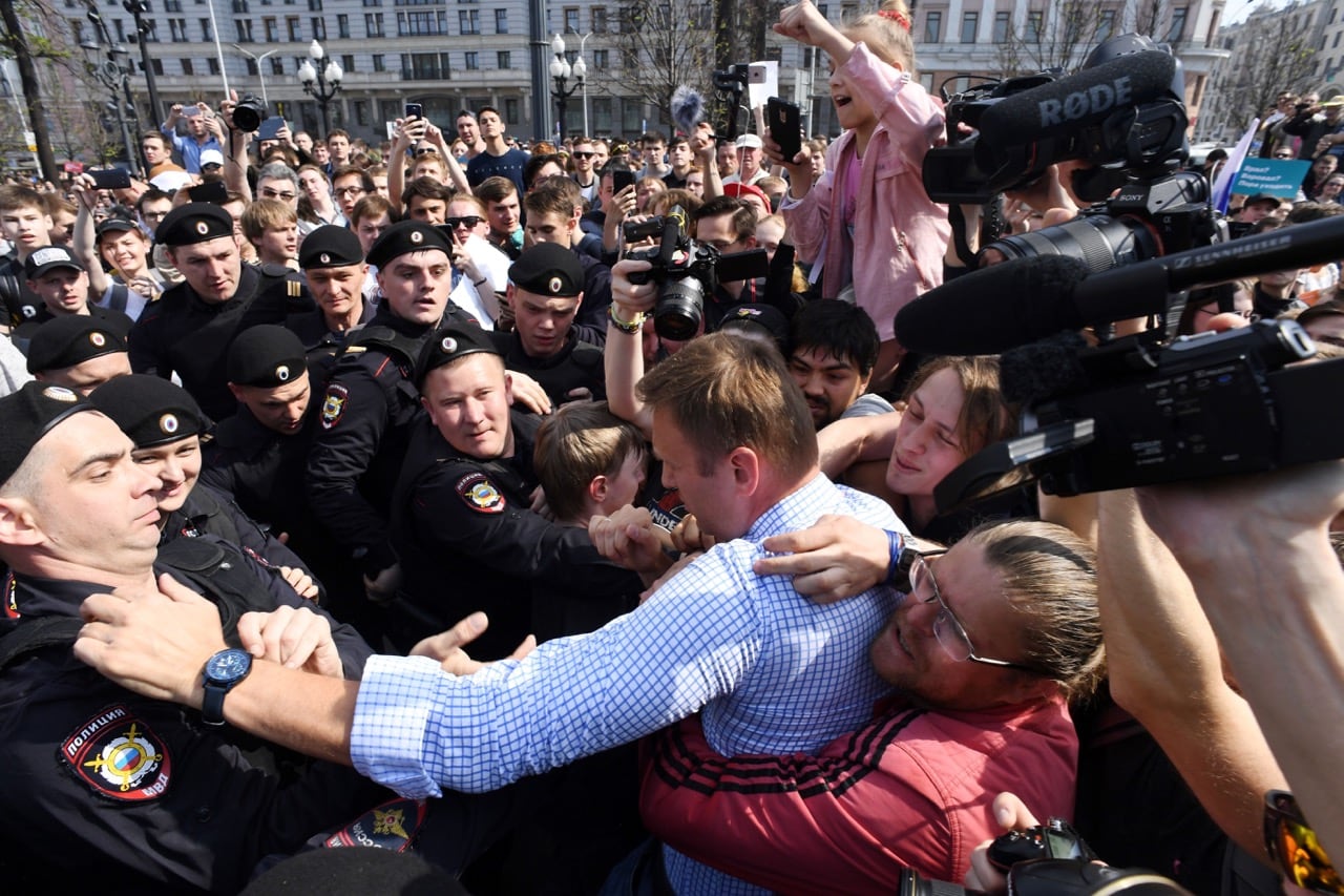 Russian riot police officers detain opposition leader Alexei Navalny during an unauthorized anti-Putin rally in Moscow, 5 May 2018, KIRILL KUDRYAVTSEV/AFP/Getty Images