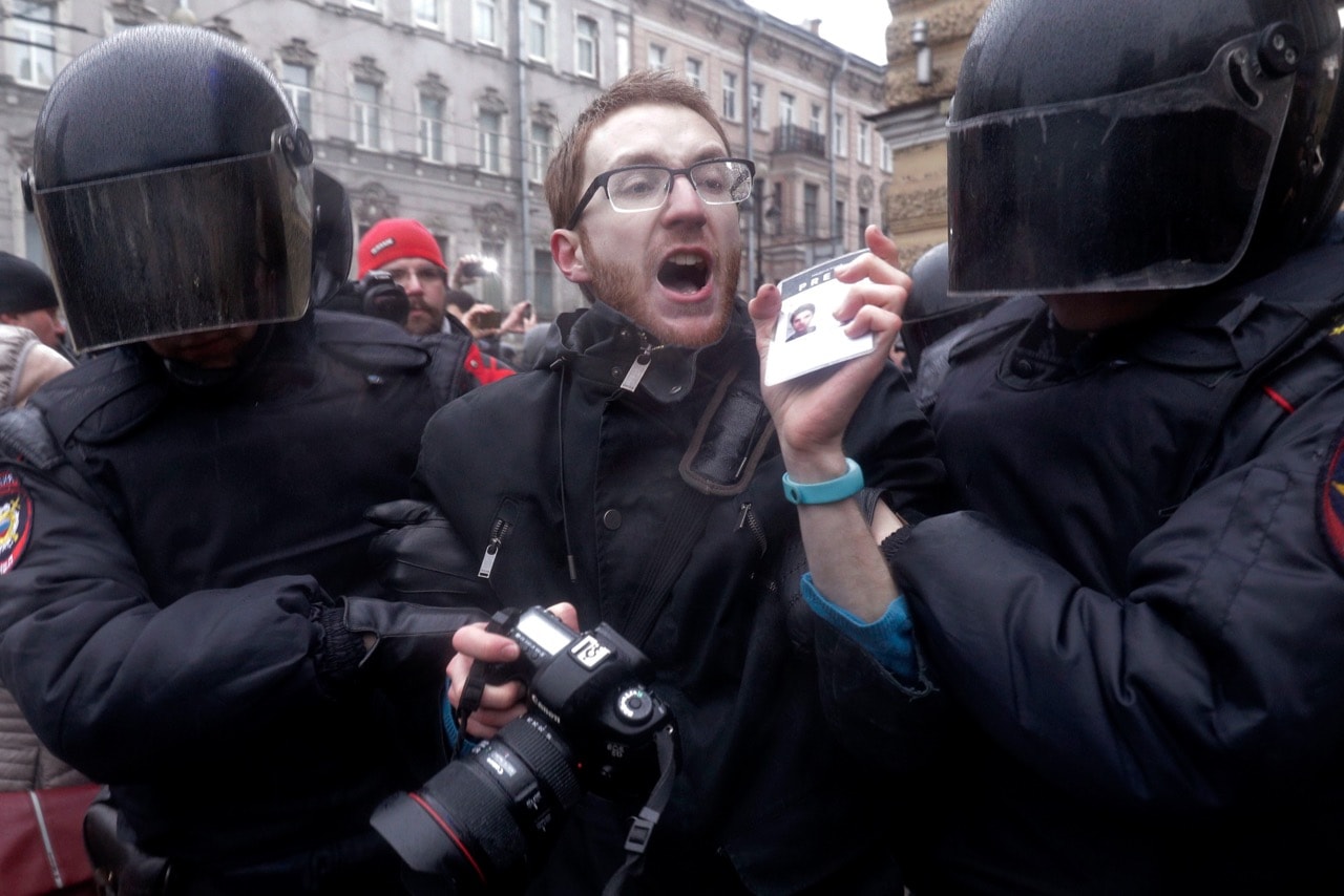 Riot policemen detain a journalist during a protest rally in St.Petersburg, Russia, 26 March 2017, AP Photo/Dmitri Lovetsky