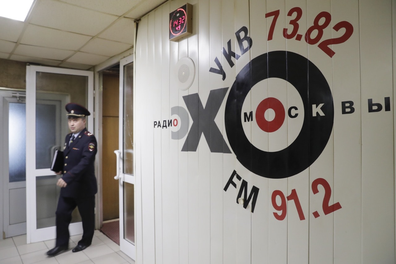 An Interior Ministry officer walks inside the office of Russian radio station Ekho Moskvy, after an intruder attacked the station's anchor Tatyana Felgengauer in Moscow, Russia, 23 October 2017, REUTERS/Tatyana Makeyeva