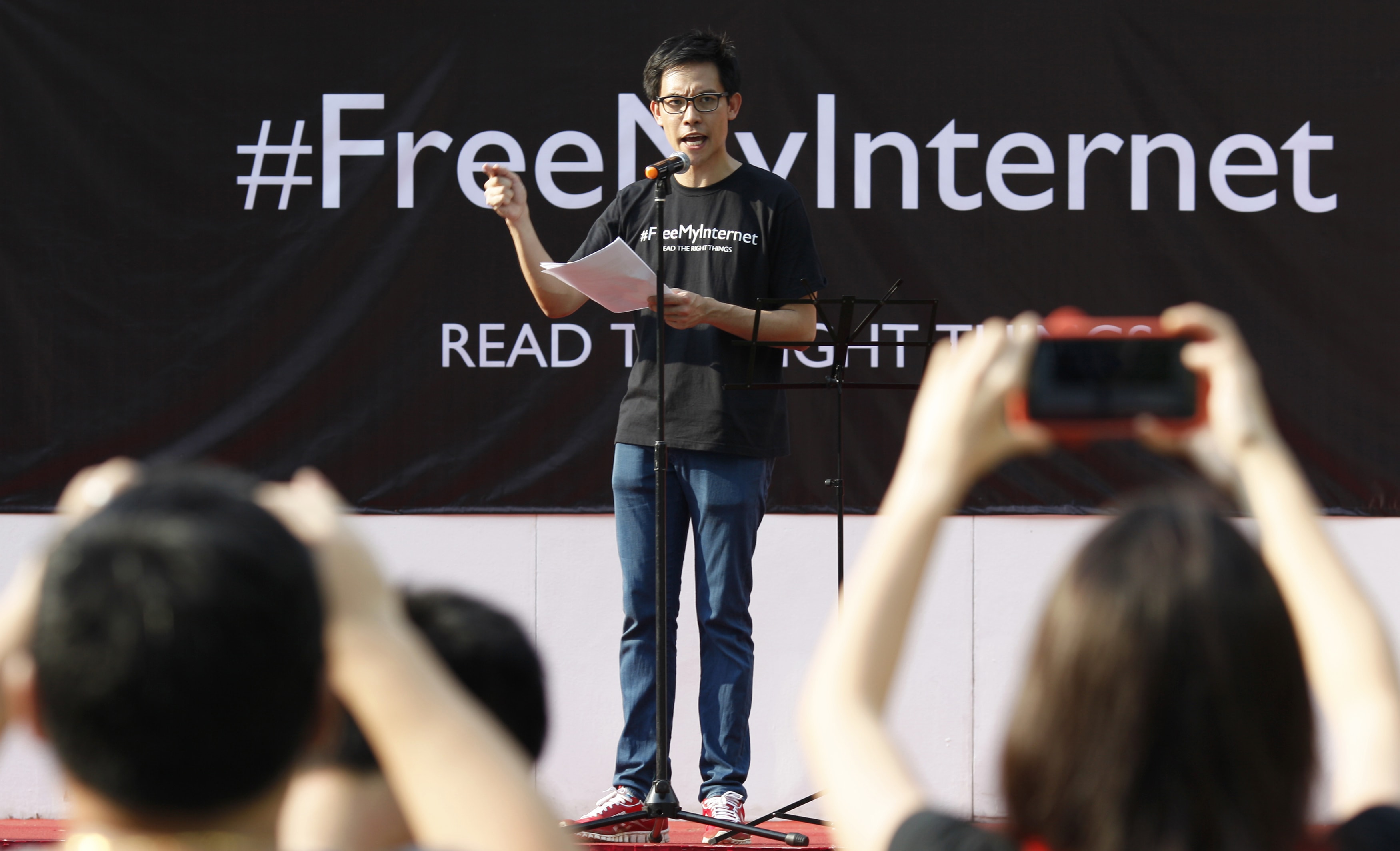 Blogger Roy Ngerng addresses the crowd during a protest against licensing regulations for online news sites, at Hong Lim Park in Singapore, 8 June 2013, REUTERS/Edgar Su