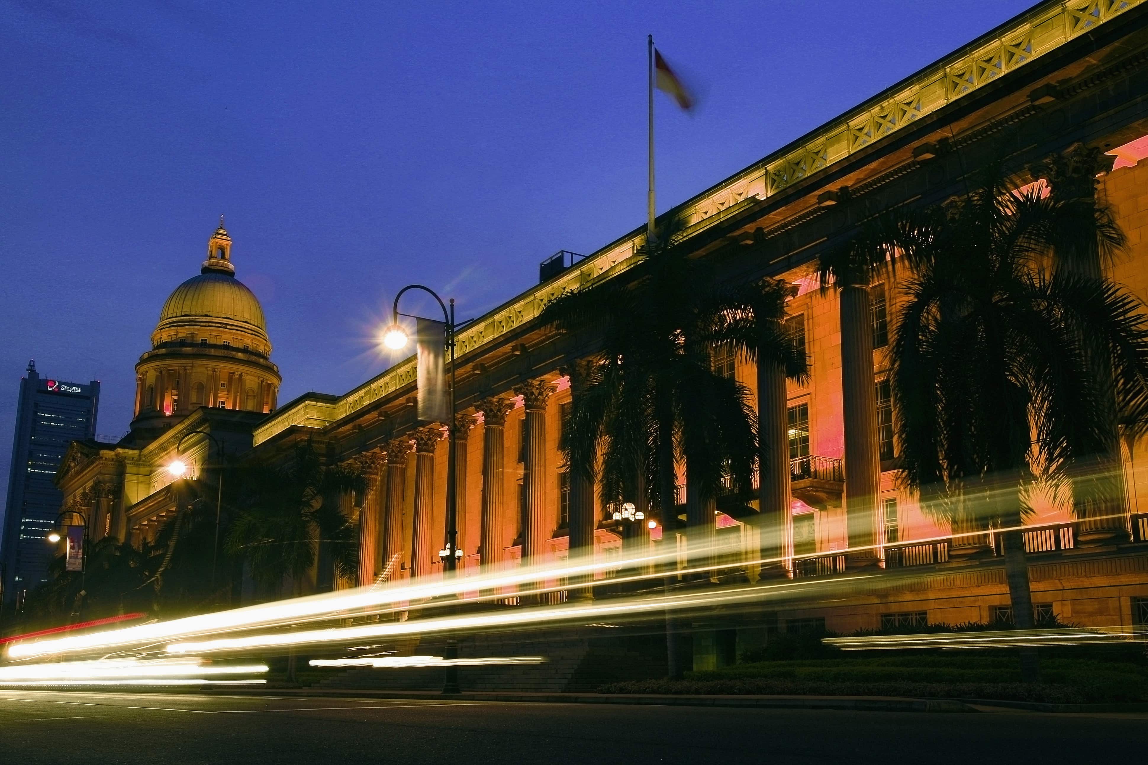 Traffic passes Saint Andrew's Road in front of the old City Hall and Supreme Court Building at dusk in Singapore, 29 September 2007, REUTERS/Tim Chong