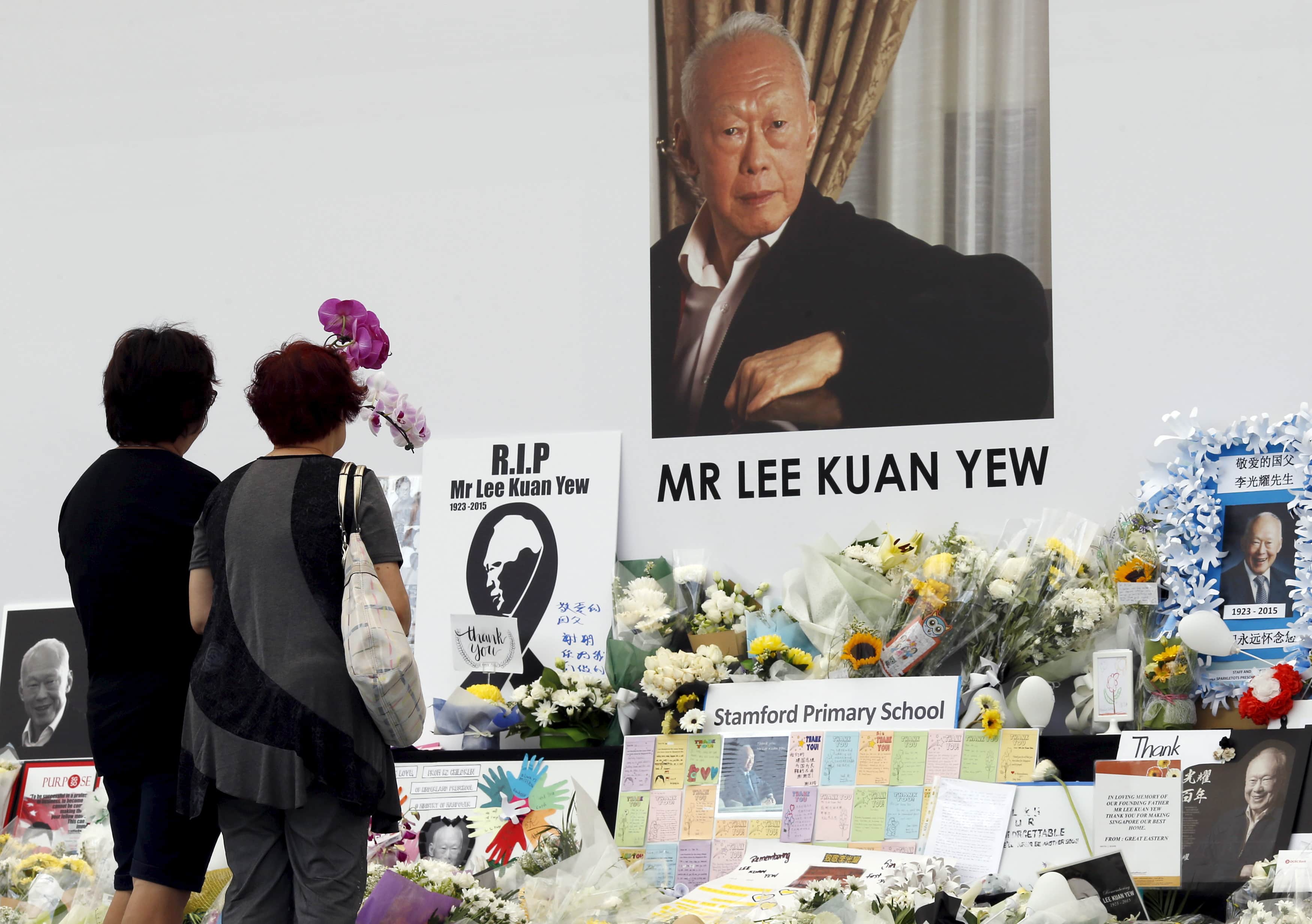 People pay their respects to the late first prime minister Lee Kuan Yew at a community tribute site in Singapore, 28 March 2015, REUTERS/Edgar Su
