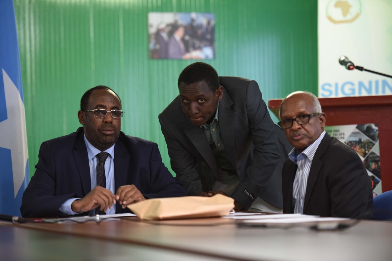 Members of the Hirshabelle state government attend a signing ceremony of lease agreement between Hirshabelle state and AMISOM at the African Union headquarters in Mogadishu, Somalia, 18 July 2017, AMISOM via Flickr, Public Domain