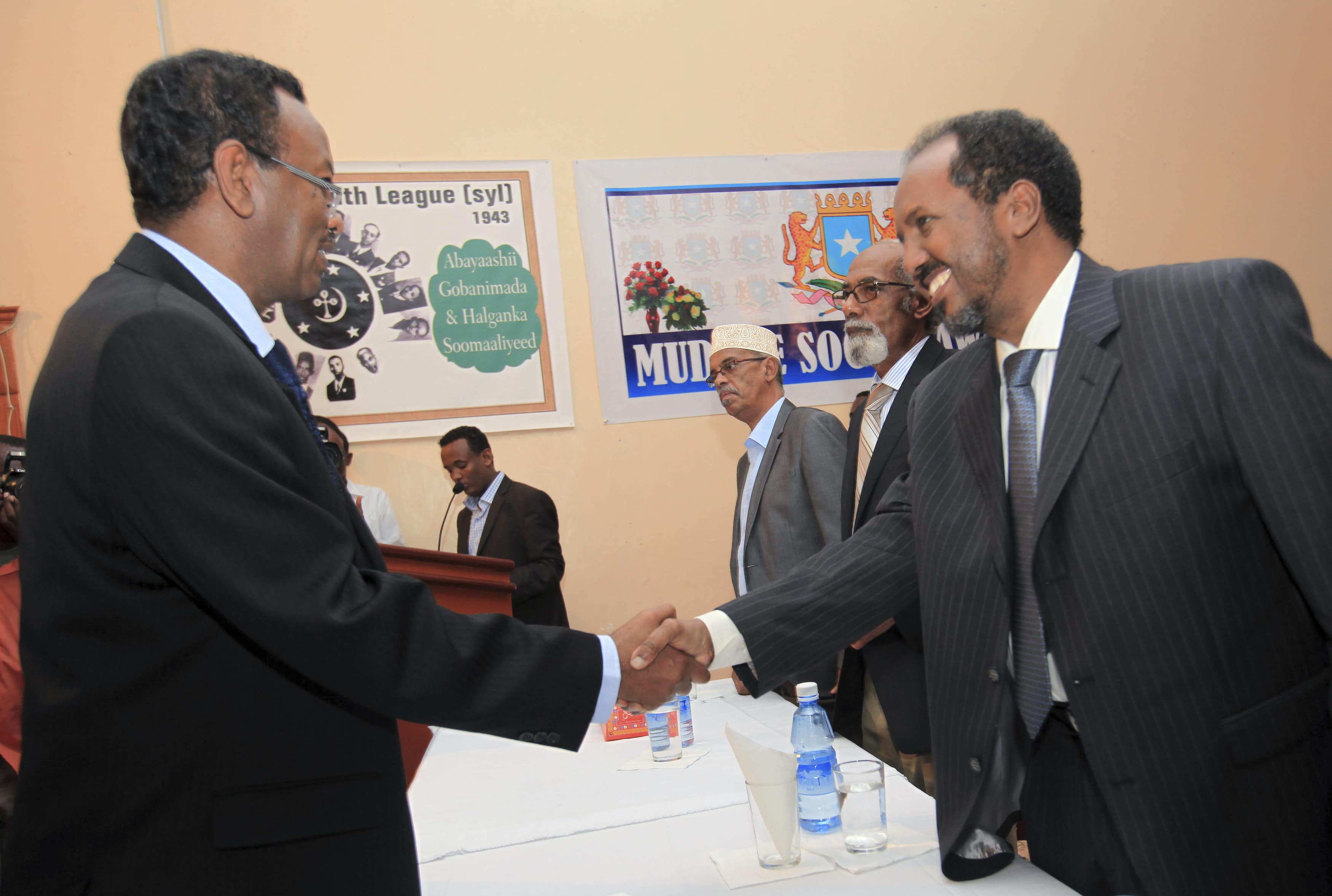 Somalia's President Hassan Sheikh Mohamud (right) meets newly appointed Prime Minister Abdi Farah Shirdon Saaid (left) in Mogadishu, Reuters