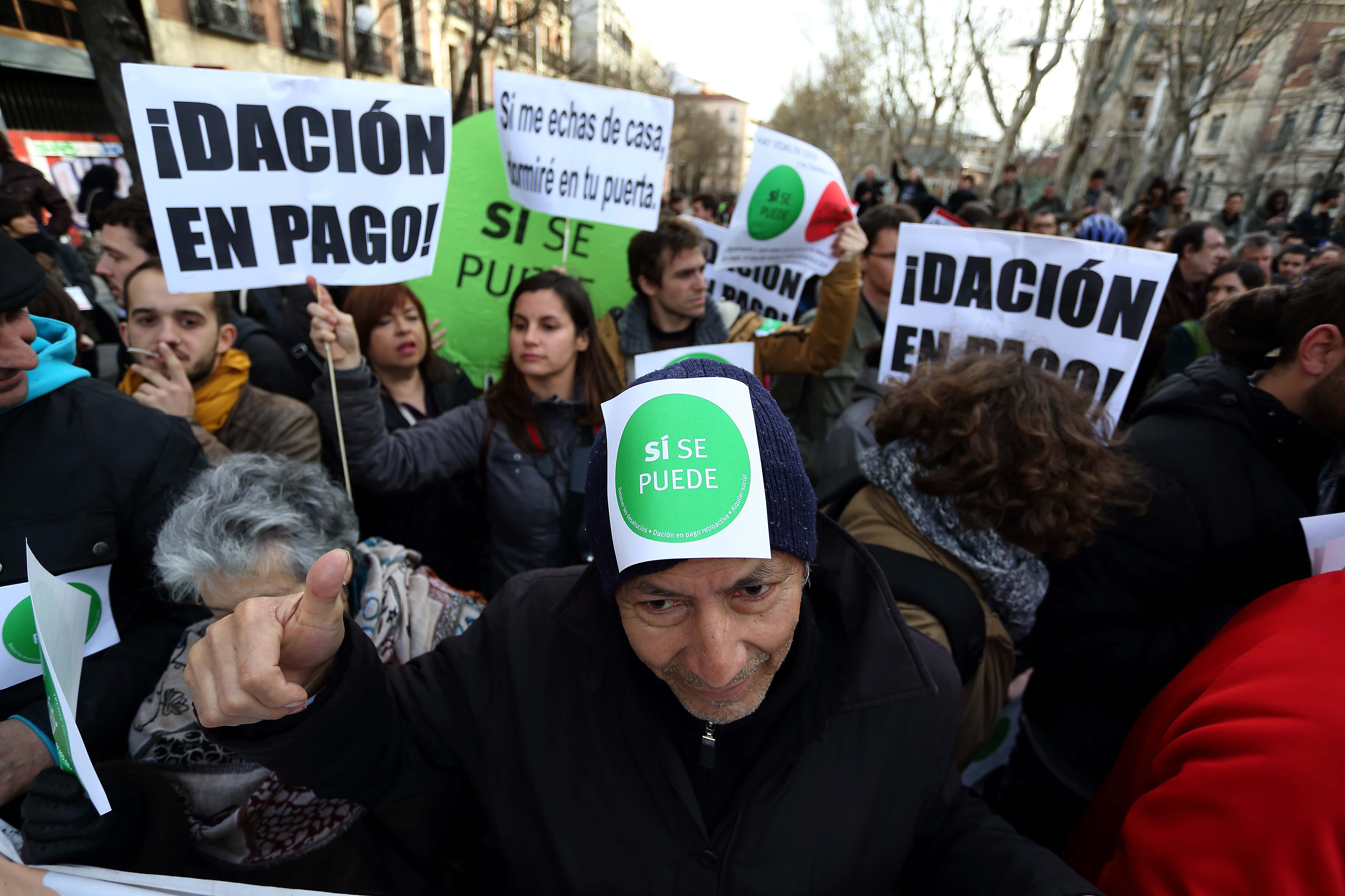 Protesters gather outside of the Partido Popular headquarters in Madrid, 9 April 2013., Rodrigo Garcia/Demotix