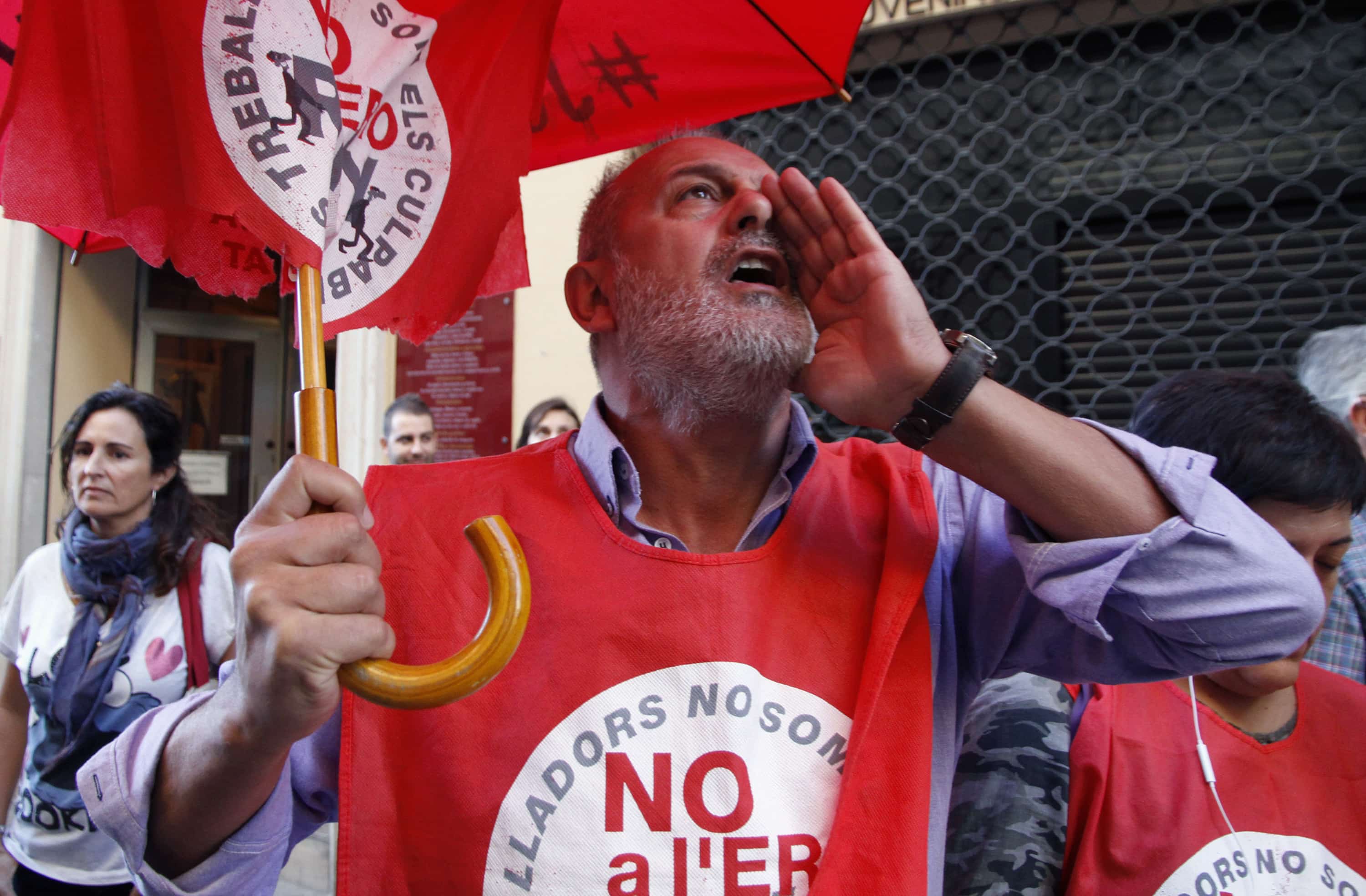 Employees of RTVV protest after the regional government announced the closure of TV and radio stations in Valencia, 6 November 2013., REUTERS/Heino Kalis