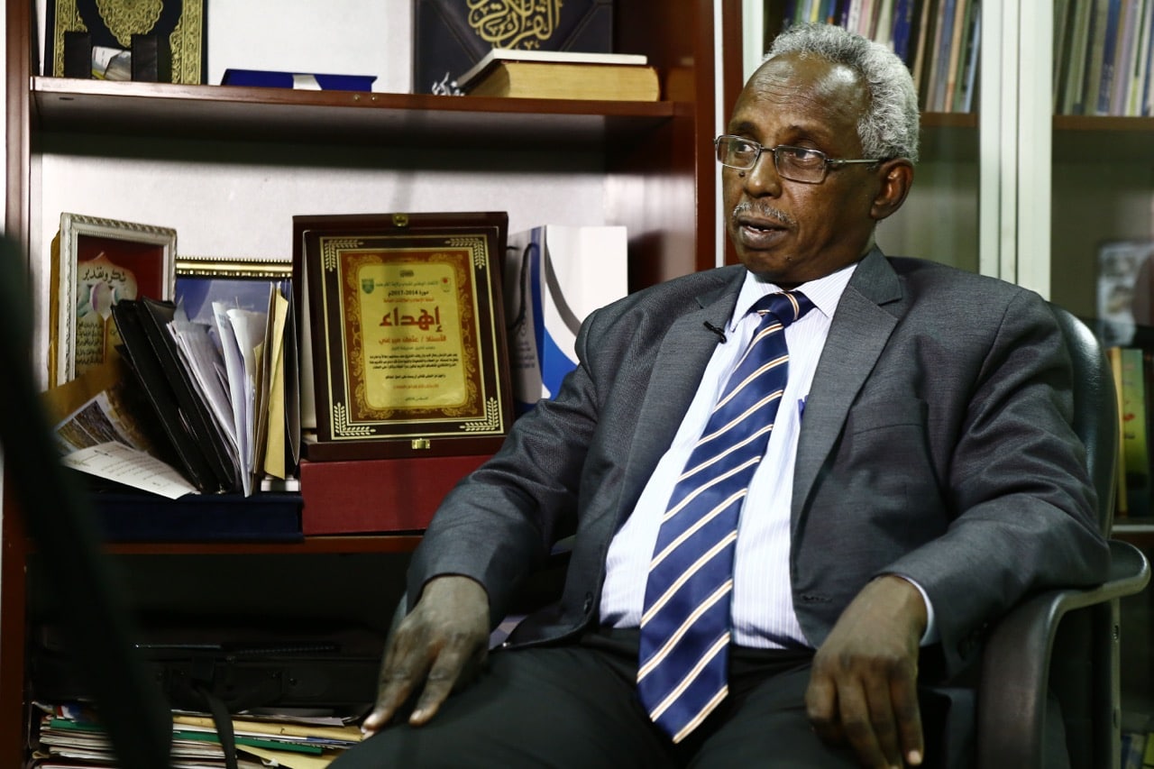 Osman Mirghani, editor of "Al-Tayar" newspaper, speaks to an AFP journalist in Khartoum, Sudan, 25 February 2017, ASHRAF SHAZLY/AFP/Getty Images