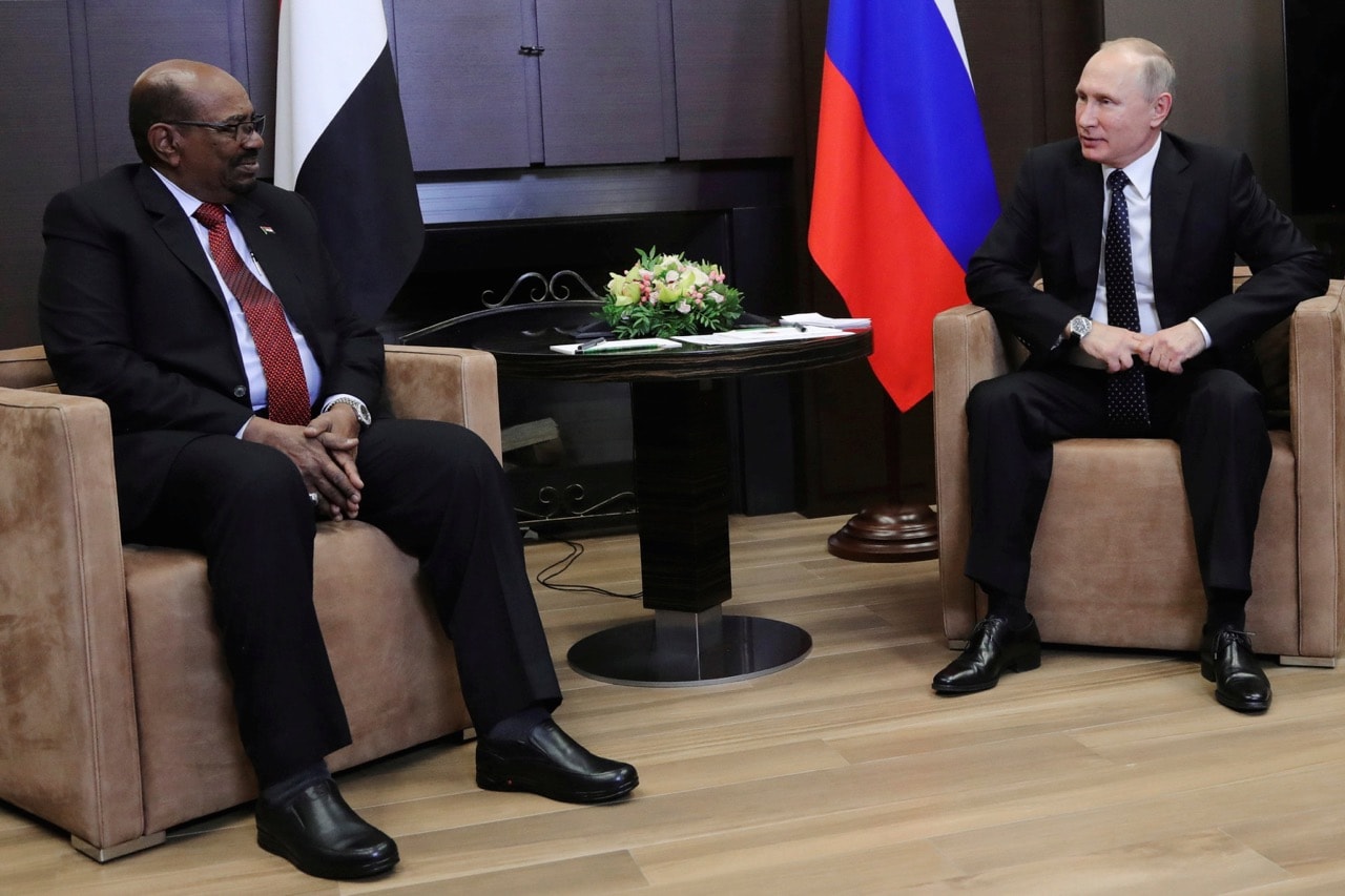 Russian President Vladimir Putin, right, talks with Sudan's President Omar al-Bashir during their meeting in the Black Sea resort of Sochi, Russia, 23 November 2017, Sputnik/Mikhail Klimentyev/Kremlin via REUTERS