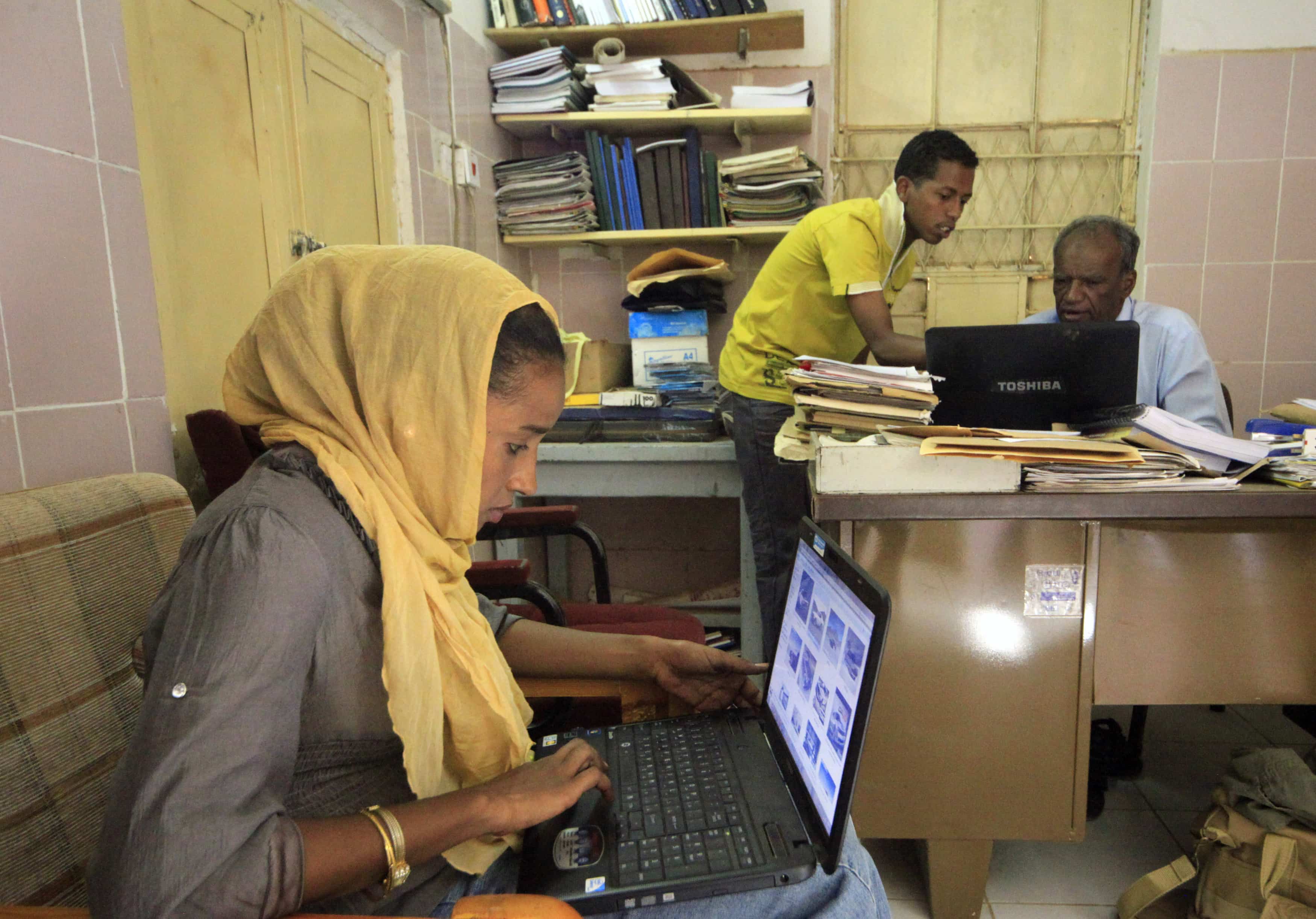 Professor Ali Mohamed Osman (R) discusses his art syllabus with graphic design students at the College of Fine and Applied Arts in Khartoum, 21 March 2012., REUTERS/Mohamed Nureldin Abdallah