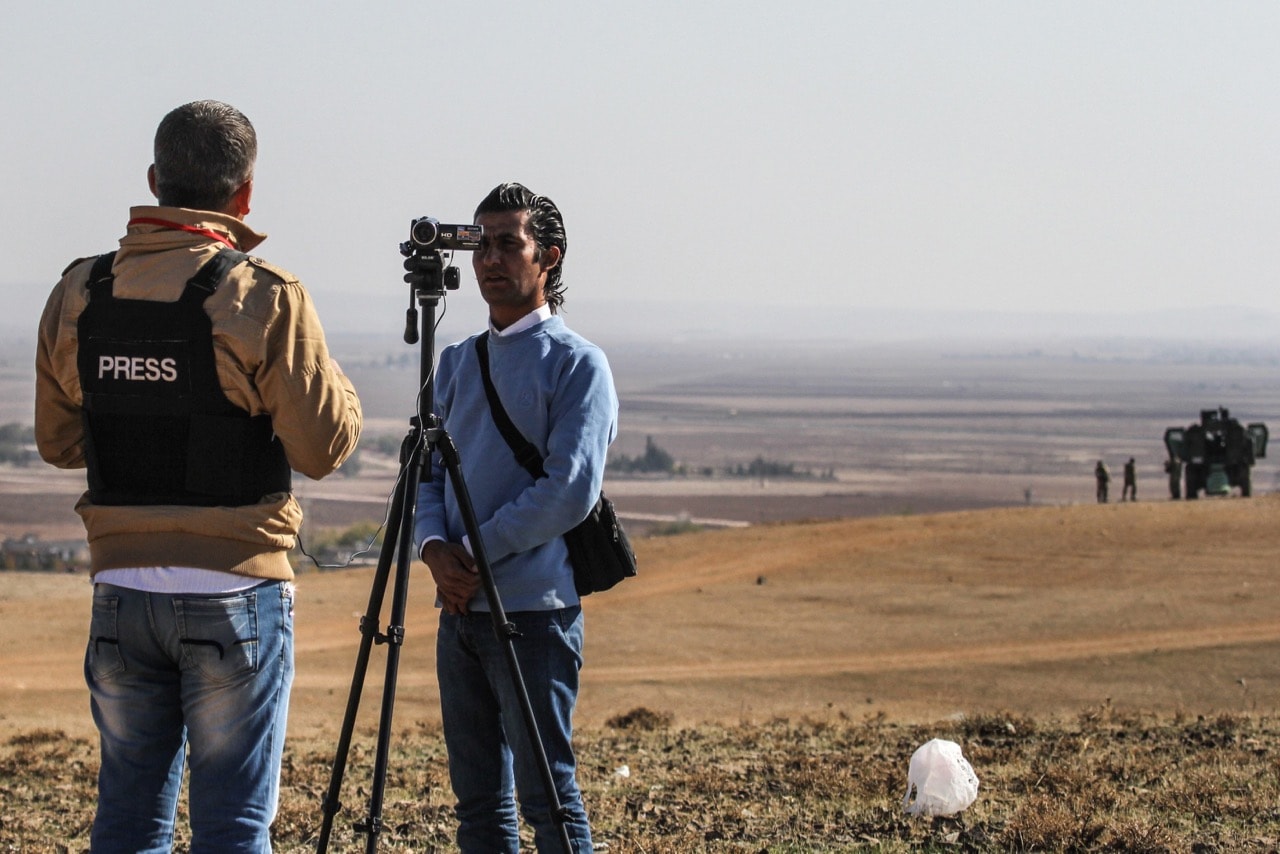 Members of the press are seen in Turkey's Suruc district, near the Turkish-Syrian border as clashes continue in Kobane, northern Syria, 12 November 2014, Ercin Top/Anadolu Agency/Getty Images