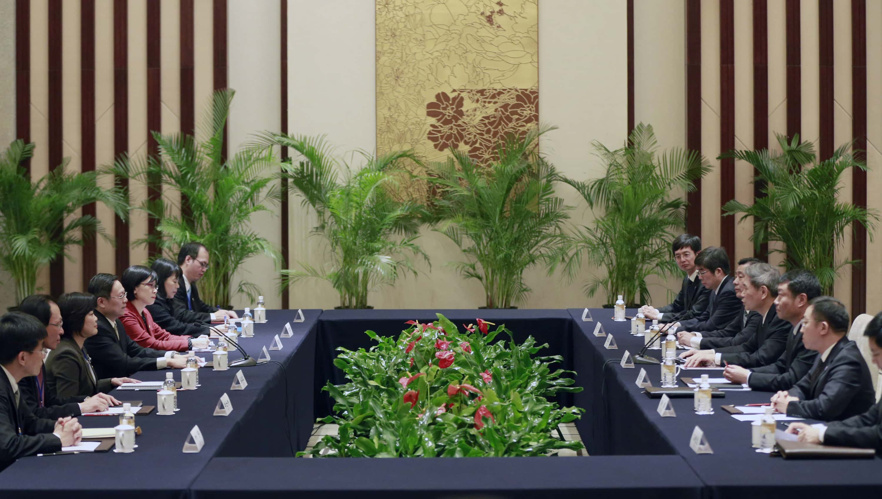 Head of the State Council Taiwan Affairs Office Zhang Zhijun (4th R) meets with Wang Yu-chi (4th L), Taiwan's mainland affairs chief, in Nanjing, 11 February 2014, REUTERS/China Daily