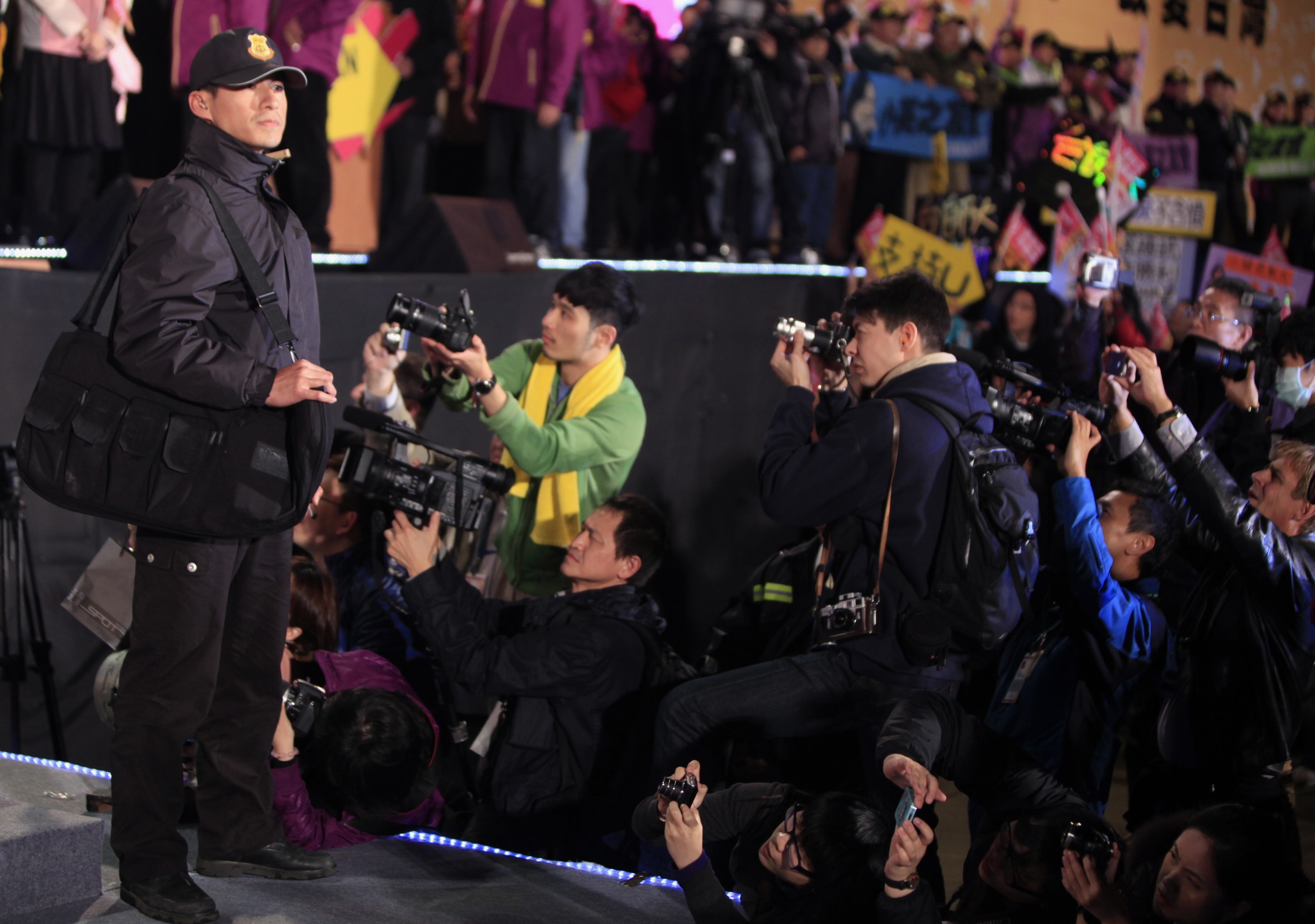 Taiwanese journalists pictured on the outskirt of Taipei, on 13 January 2012, one day before the presidential election, REUTERS/Ashley Po