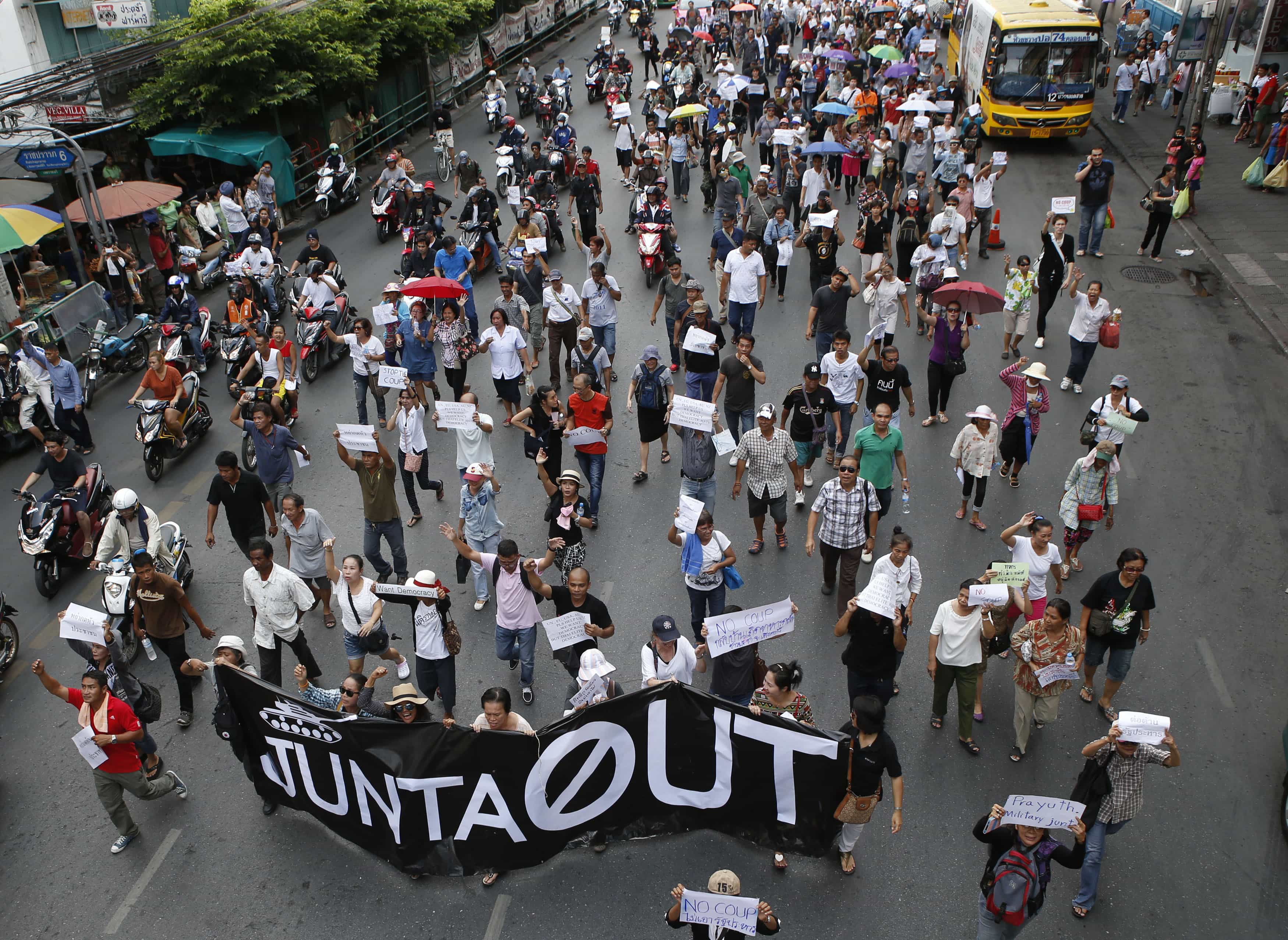 Demonstrators against military rule march towards the Victory Monument in Bangkok on 25 May 2014, REUTERS/Erik De Castro