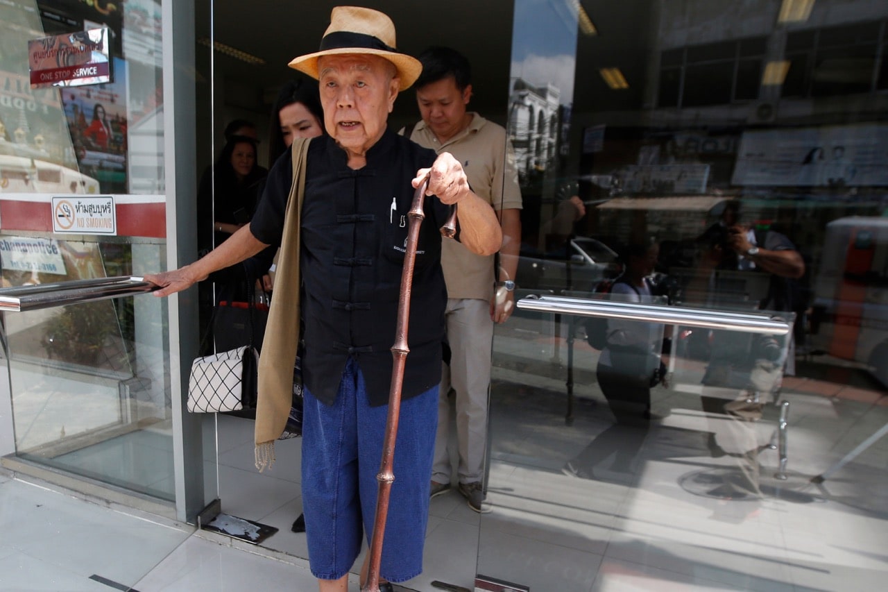 Thai social critic Sulak Sivaraksa leaves a police station to go to Bangkok military court in Bangkok, Thailand, 9 October 2017, AP Photo/Sakchai Lalit