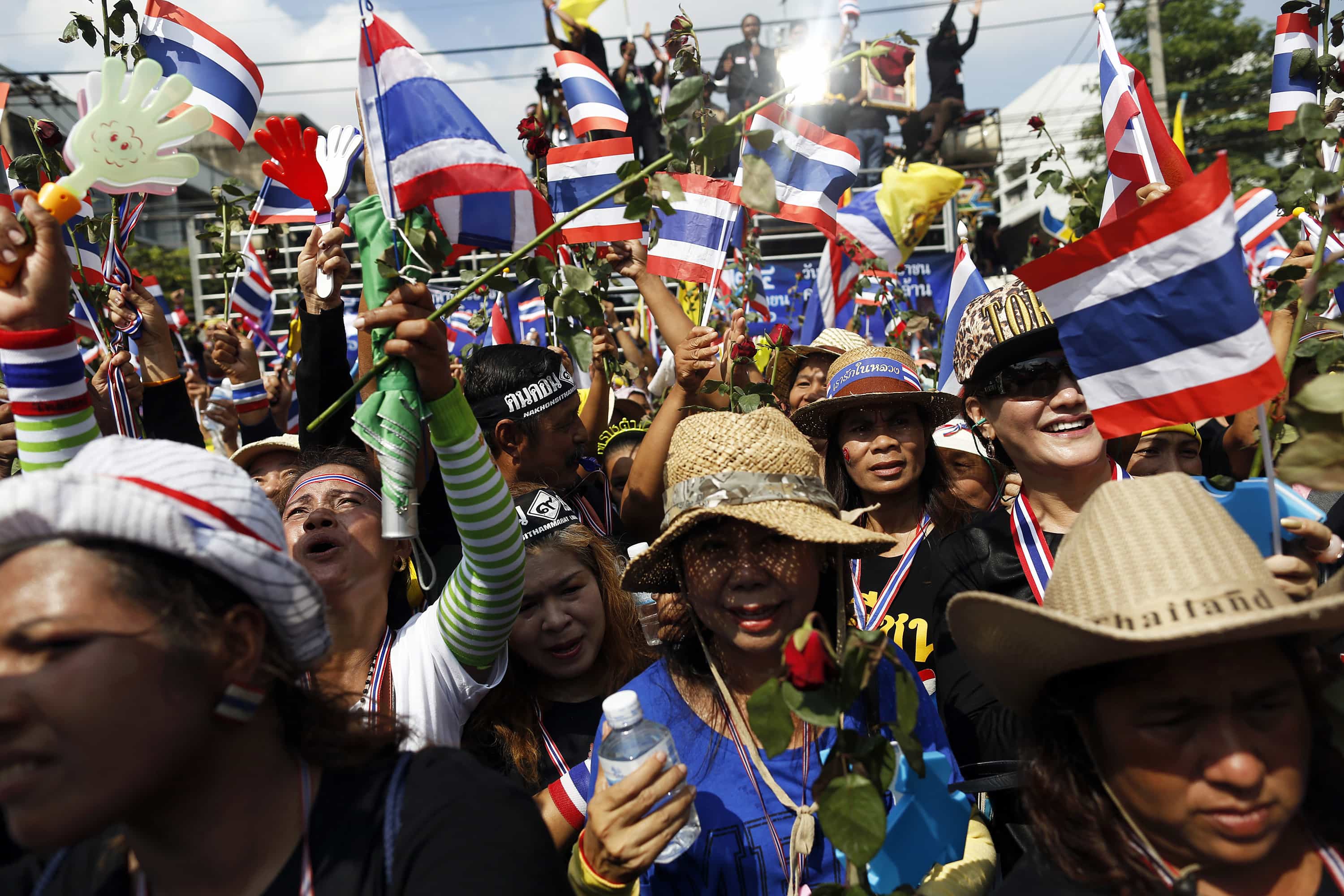 Anti-government protesters gather at police barricades near a government building they chose as a protest site, in Bangkok, 25 November 2013, REUTERS/Damir Sagolj